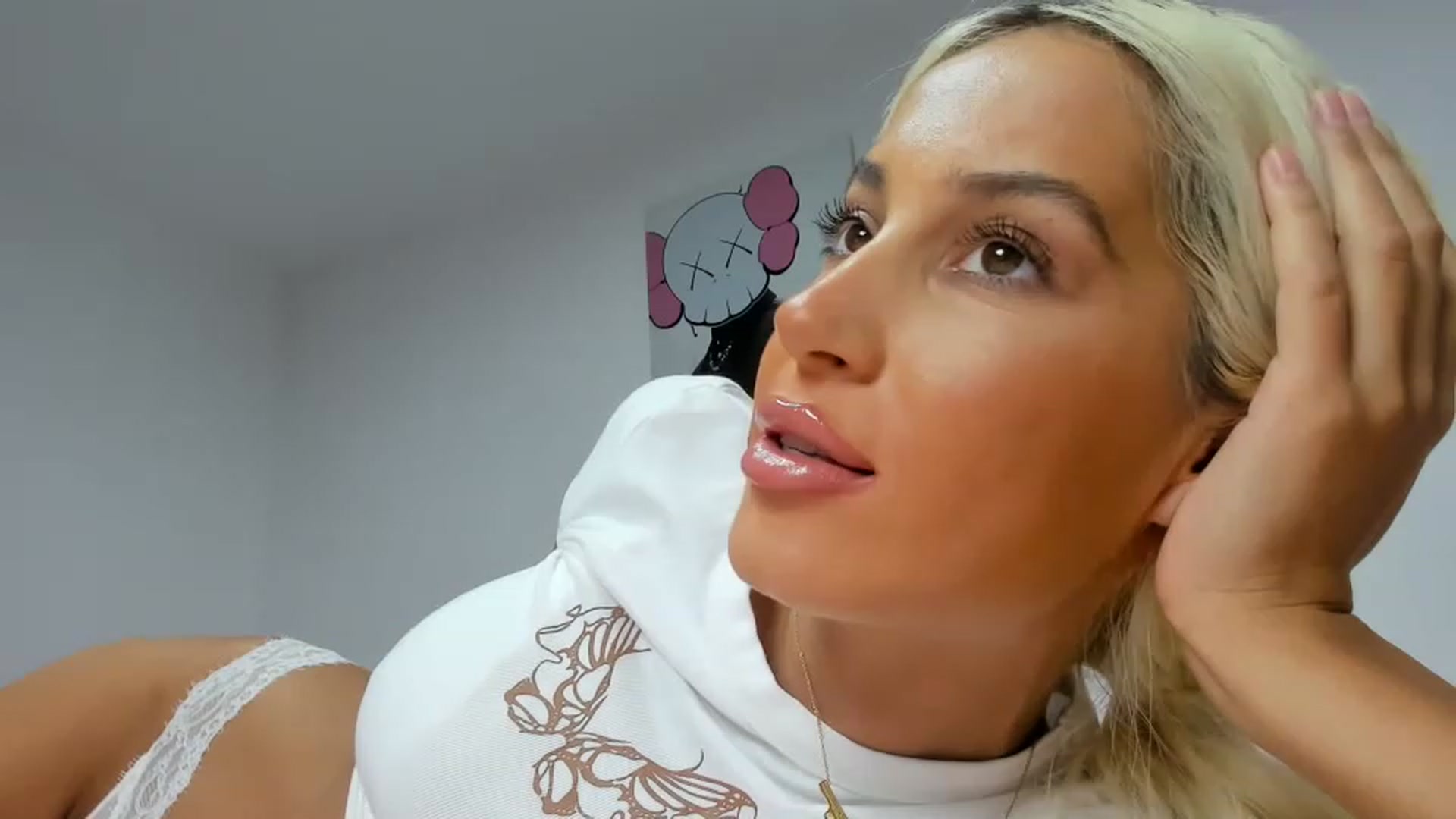 Gallery image thumbnail from Qarinah's myfreecams stream on, 03/28/2023, 24:03 image 16 of 20