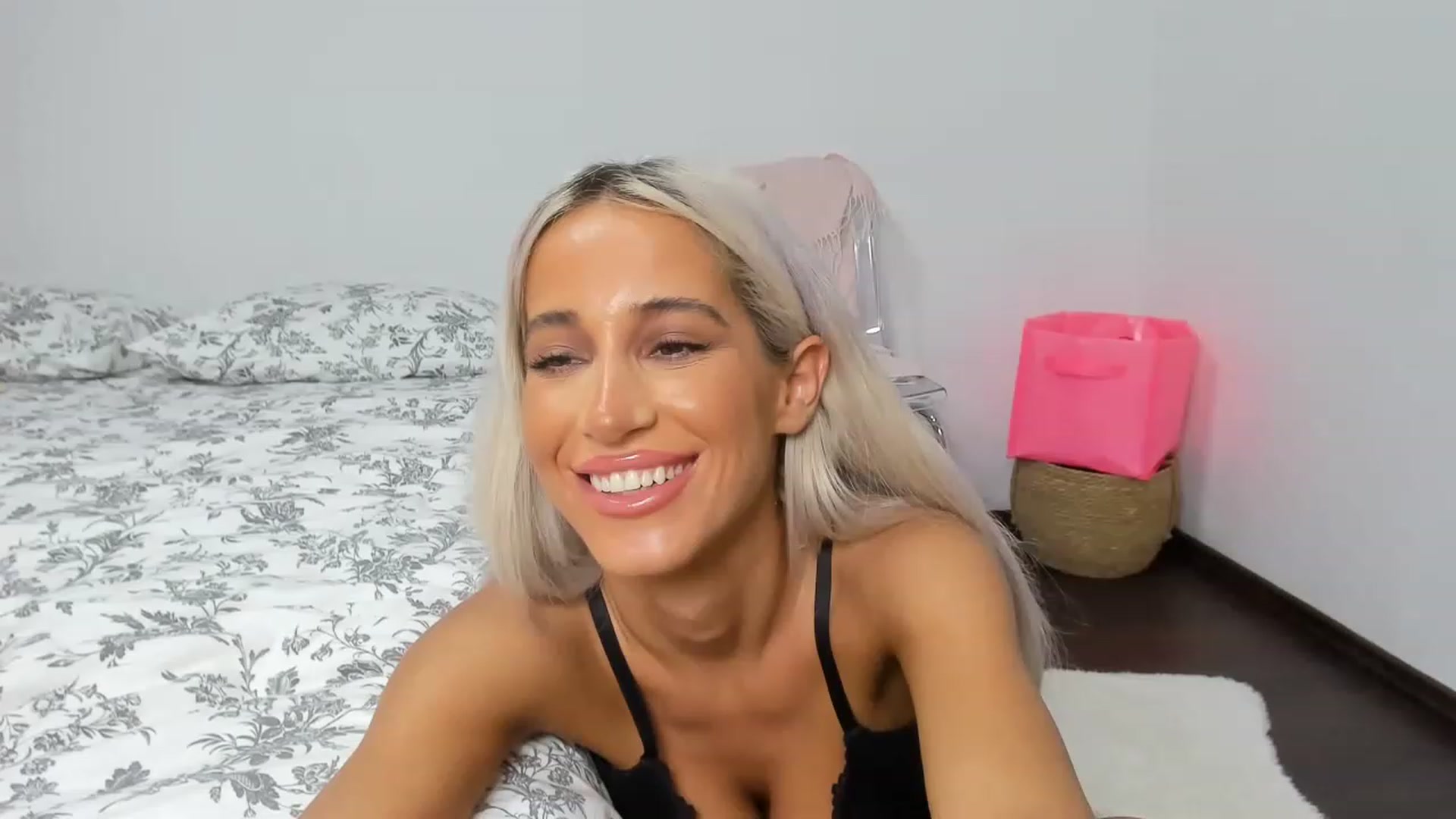 Gallery image thumbnail from Qarinah's myfreecams stream on, 04/08/2023, 01:15 image 16 of 20