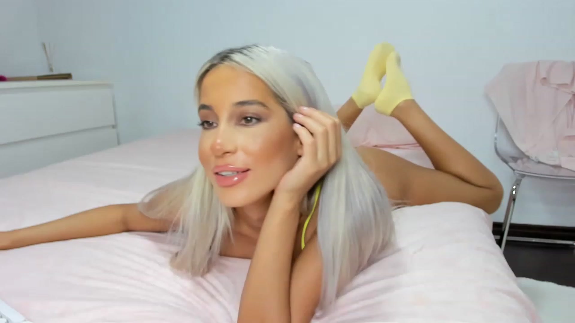 Gallery image thumbnail from Qarinah's myfreecams stream on, 04/08/2023, 23:07 image 3 of 20