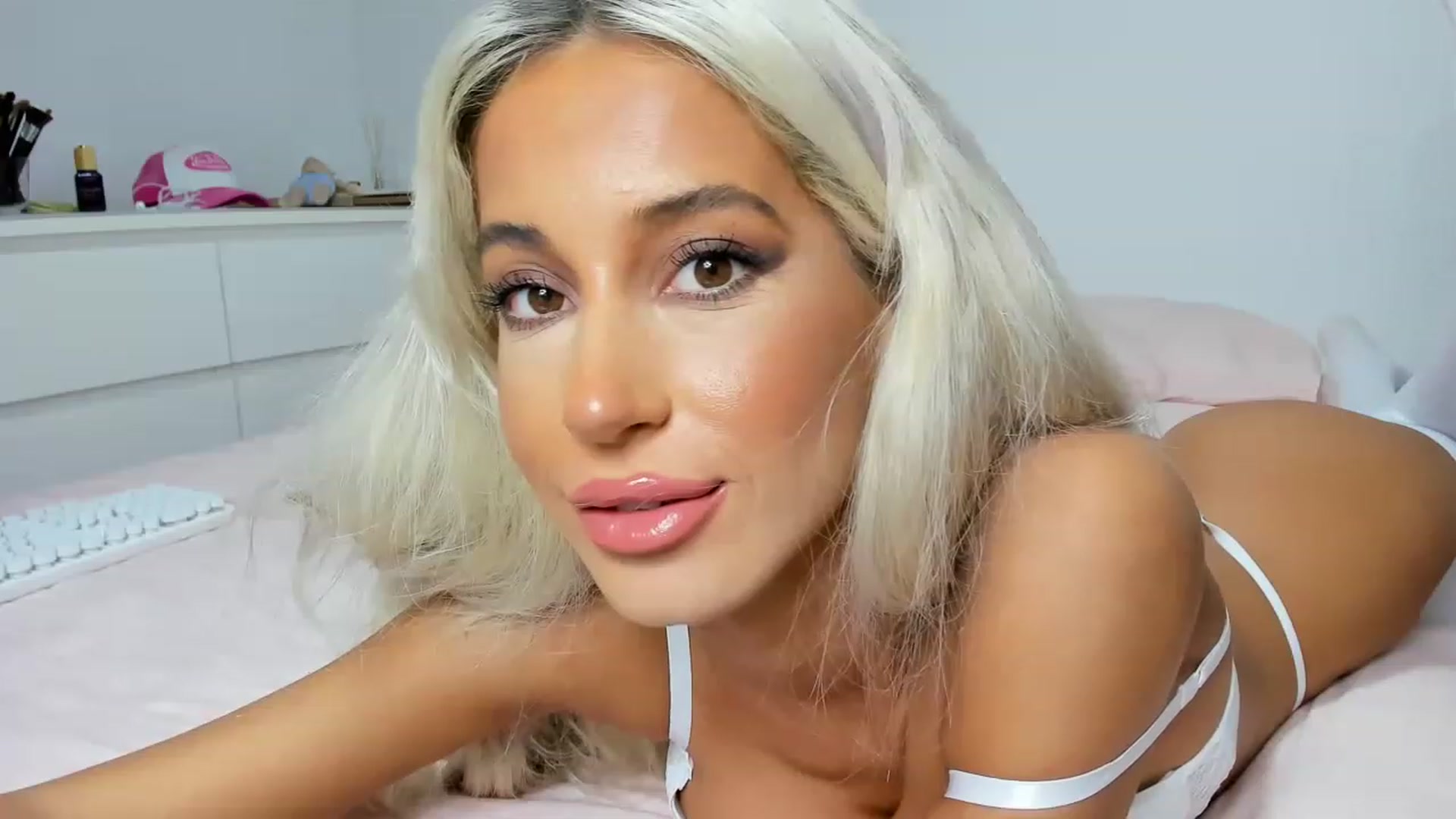 Gallery image thumbnail from Qarinah's myfreecams stream on, 04/14/2023, 03:40 image 6 of 20