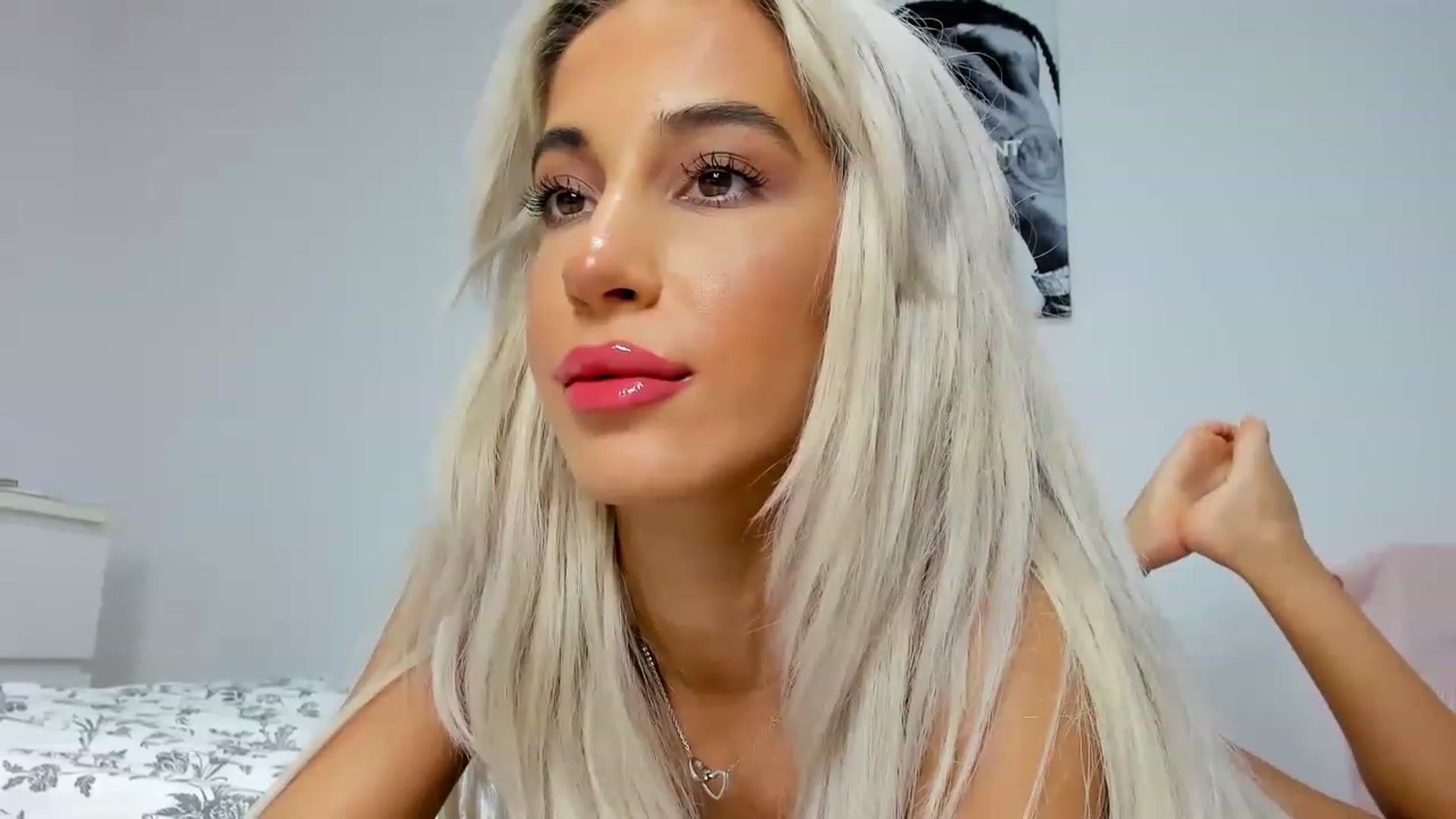 Gallery image thumbnail from Qarinah's myfreecams stream on, 04/17/2023, 01:48 image 16 of 20