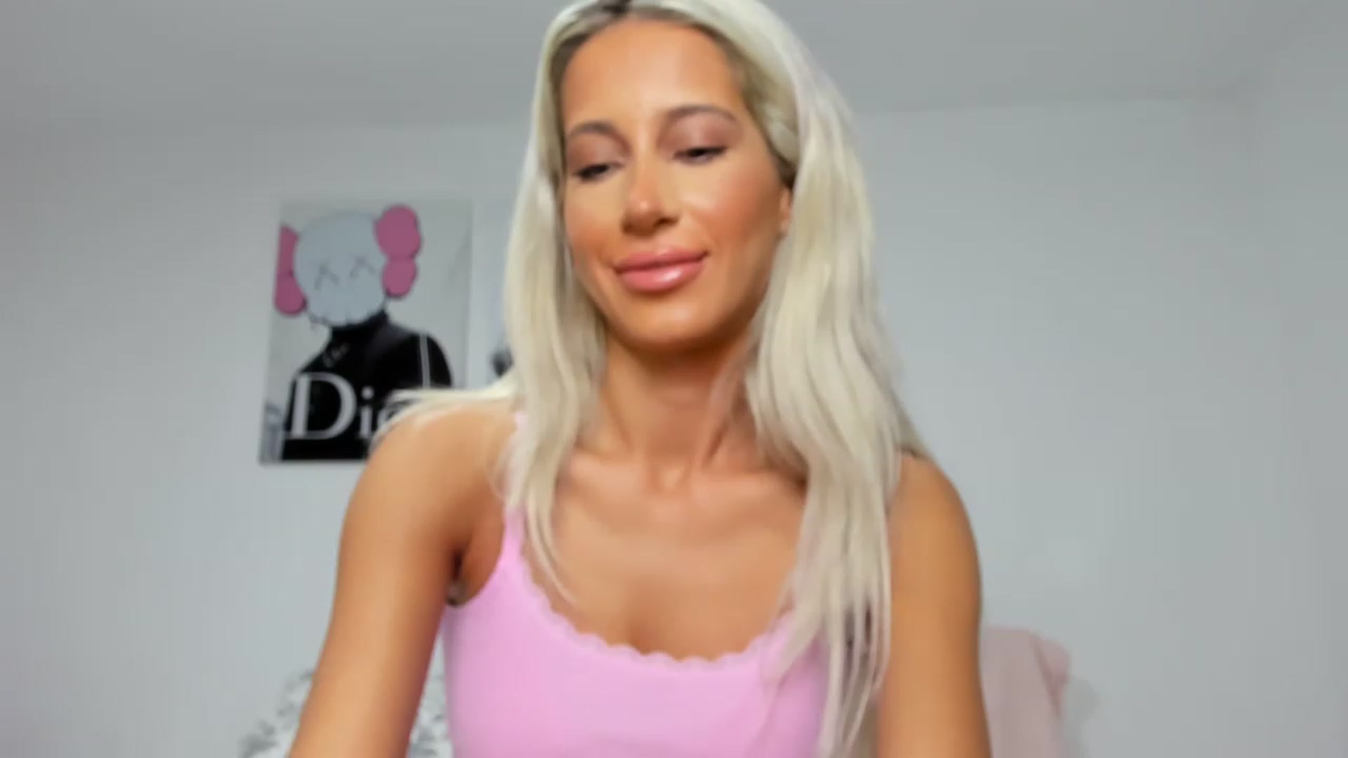Gallery image thumbnail from Qarinah's myfreecams stream on, 04/20/2023, 01:43 image 17 of 20