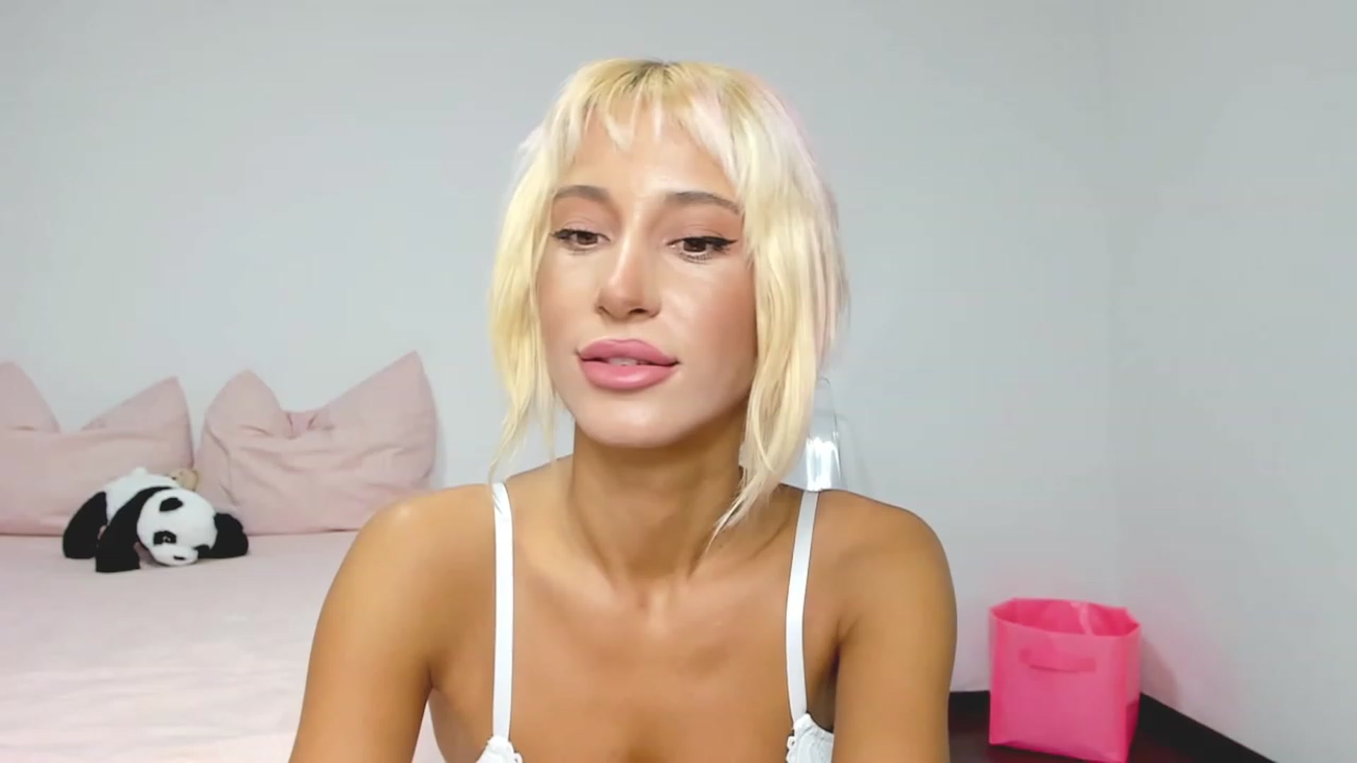 Gallery image thumbnail from Qarinah's myfreecams stream on, 06/12/2023, 01:06 image 14 of 20