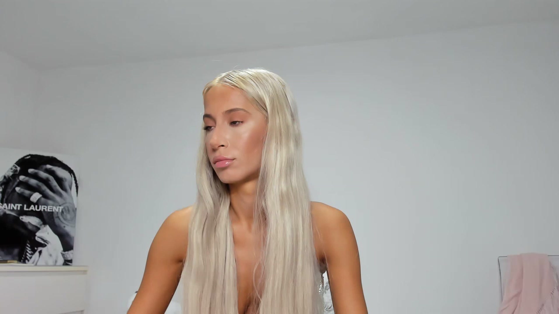 Gallery image thumbnail from Qarinah's myfreecams stream on, 06/19/2023, 23:06 image 2 of 20