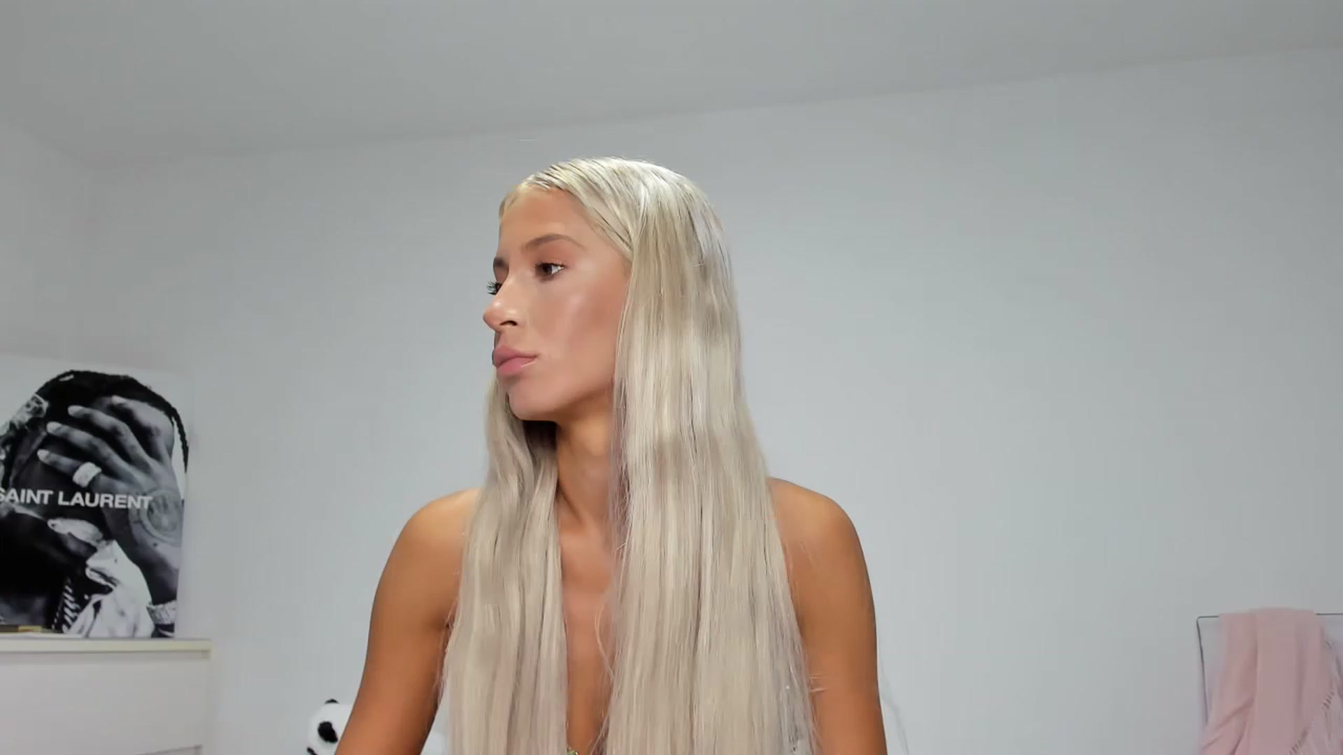 Gallery image thumbnail from Qarinah's myfreecams stream on, 06/19/2023, 23:06 image 1 of 20
