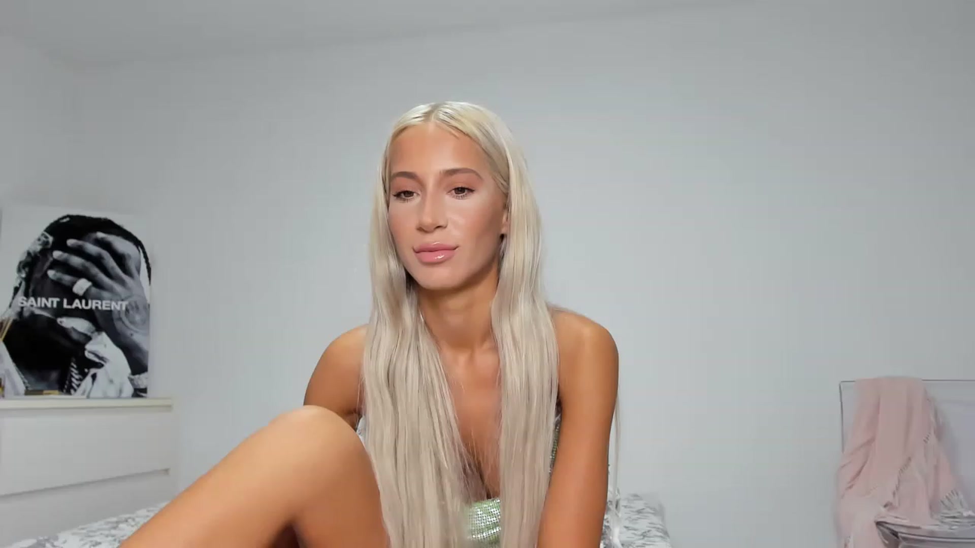Gallery image thumbnail from Qarinah's myfreecams stream on, 06/19/2023, 23:06 image 15 of 20