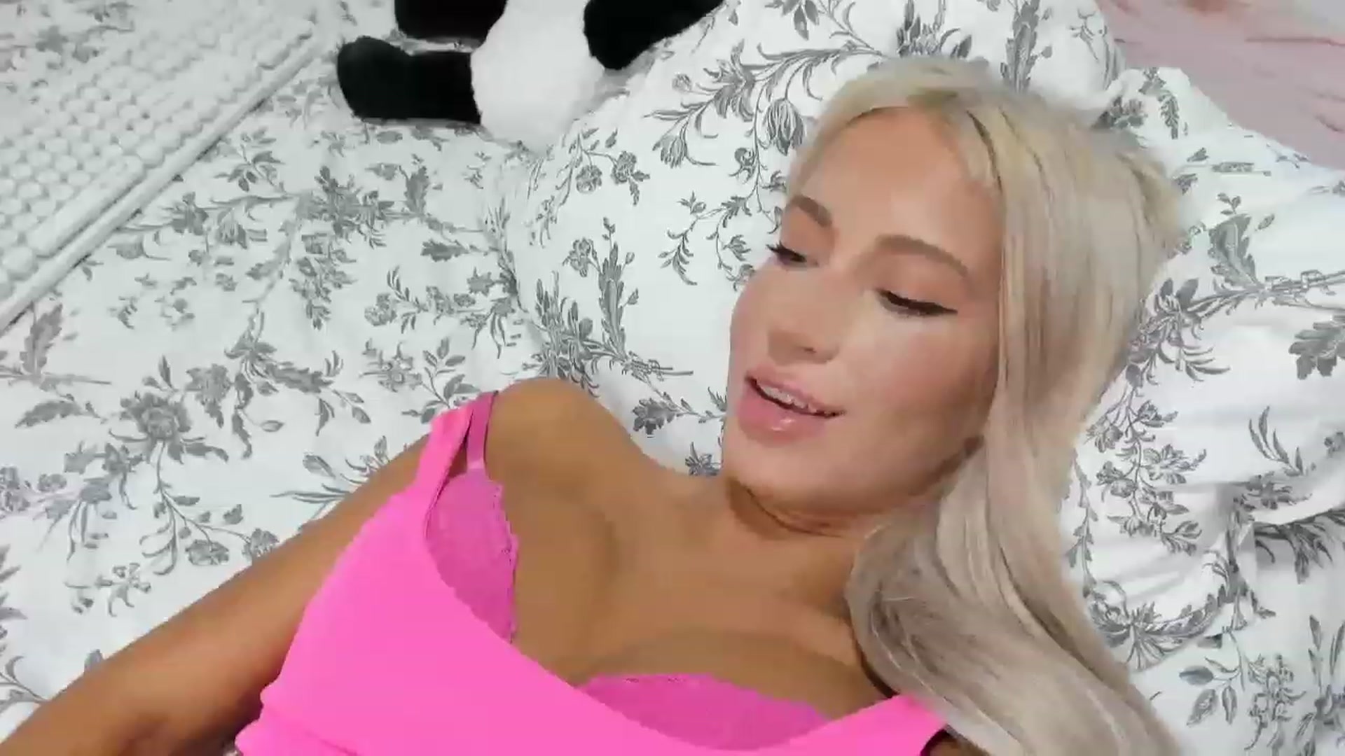 Gallery image thumbnail from Qarinah's myfreecams stream on, 06/21/2023, 24:50 image 20 of 20