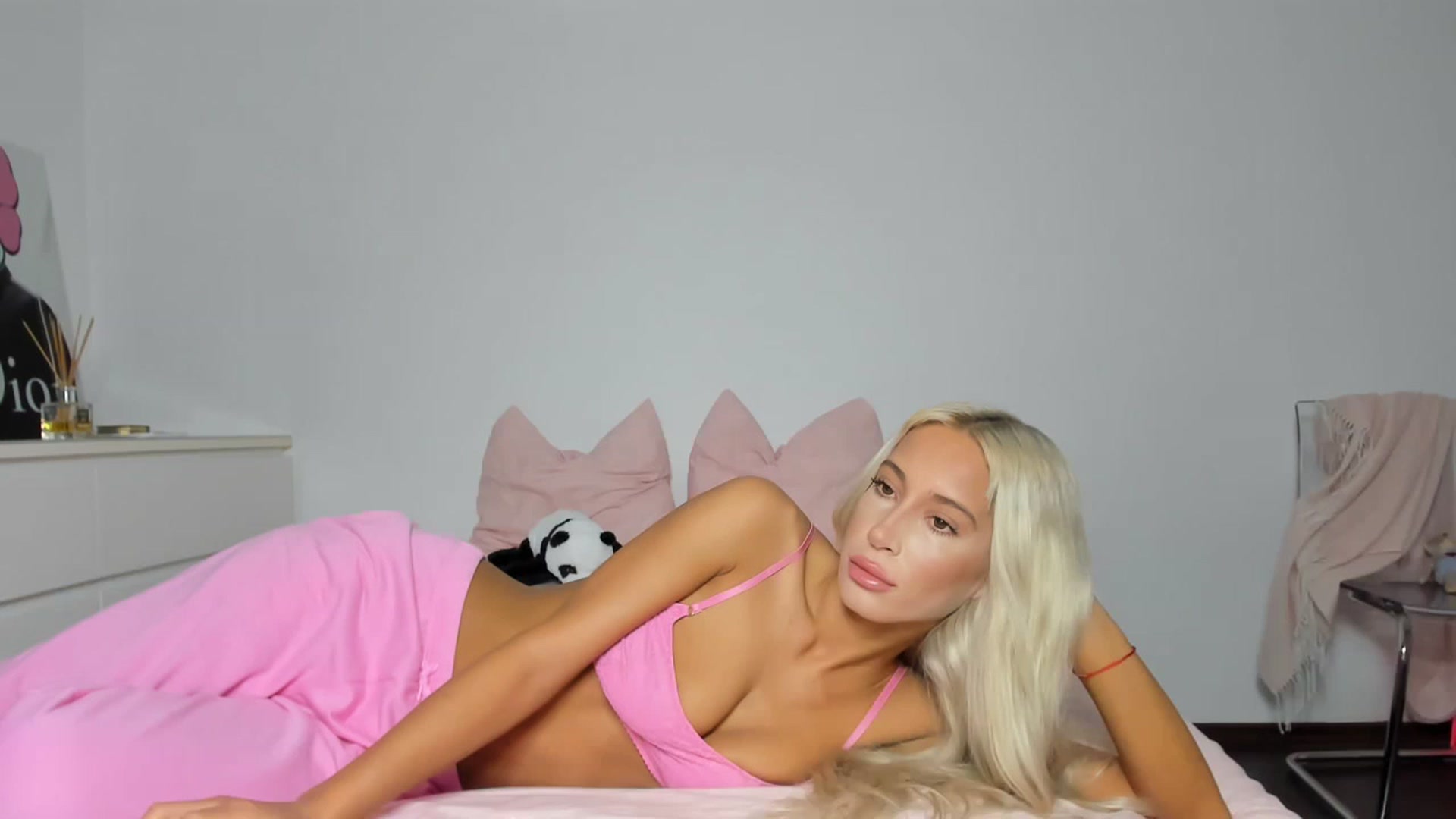 Gallery image thumbnail from Qarinah's myfreecams stream on, 06/28/2023, 05:06 image 1 of 20