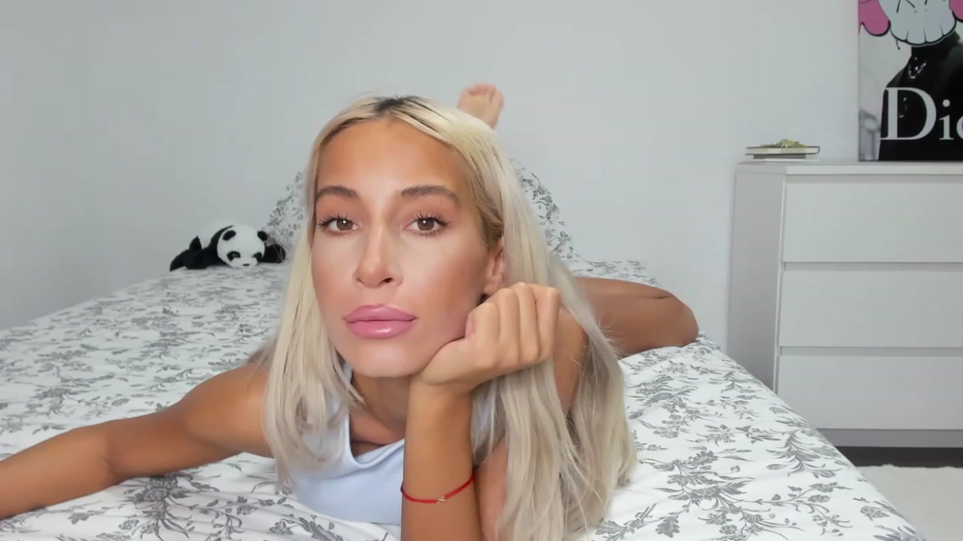 Gallery image thumbnail from Qarinah's myfreecams stream on, 07/19/2023, 18:12 image 7 of 20