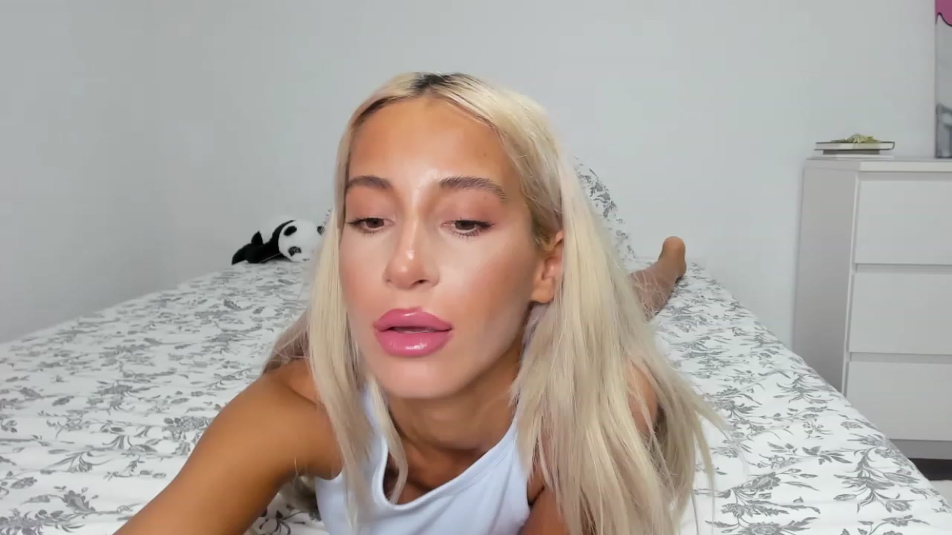 Gallery image thumbnail from Qarinah's myfreecams stream on, 07/19/2023, 21:43 image 3 of 20