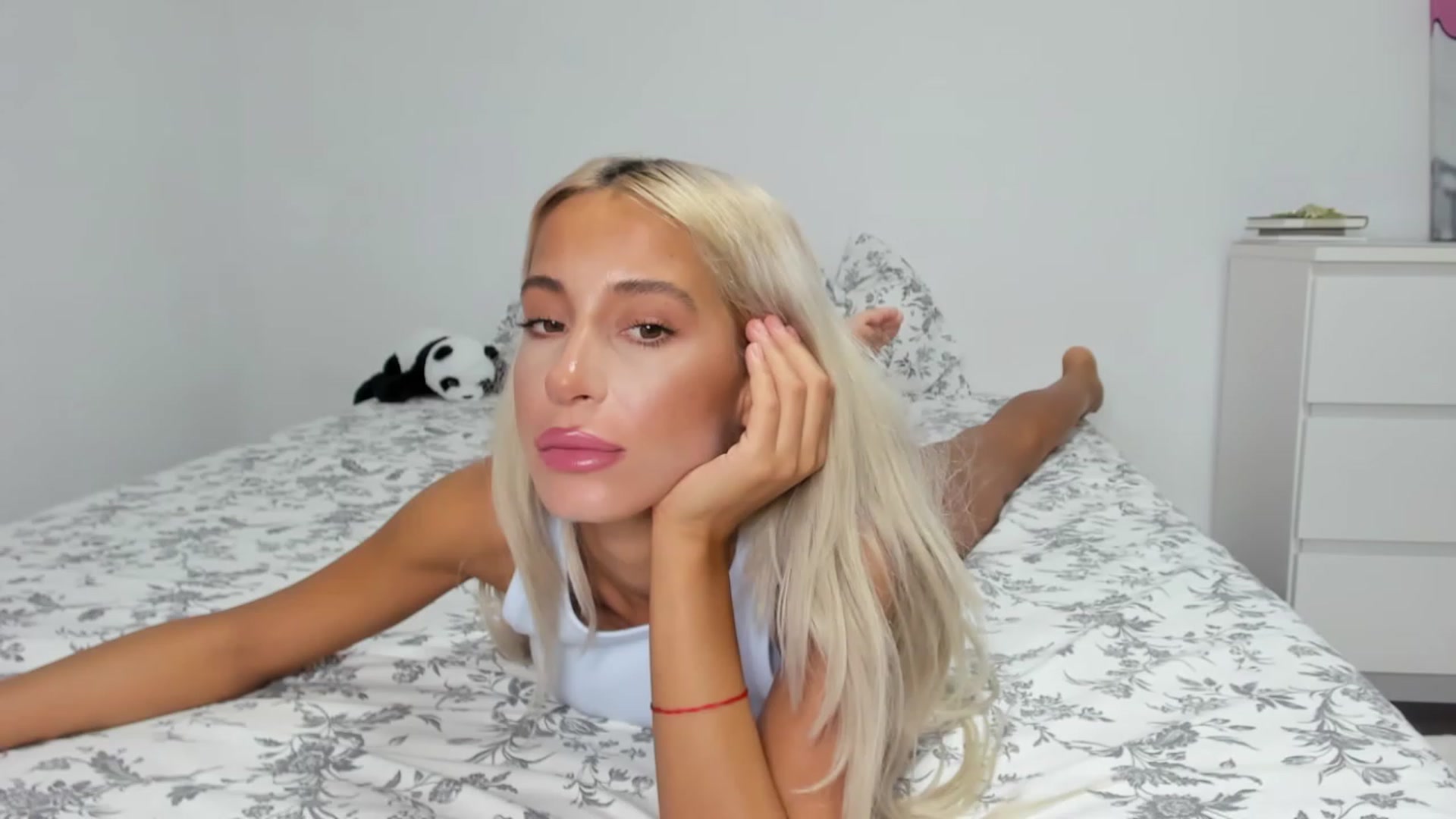 Gallery image thumbnail from Qarinah's myfreecams stream on, 07/19/2023, 21:43 image 2 of 20