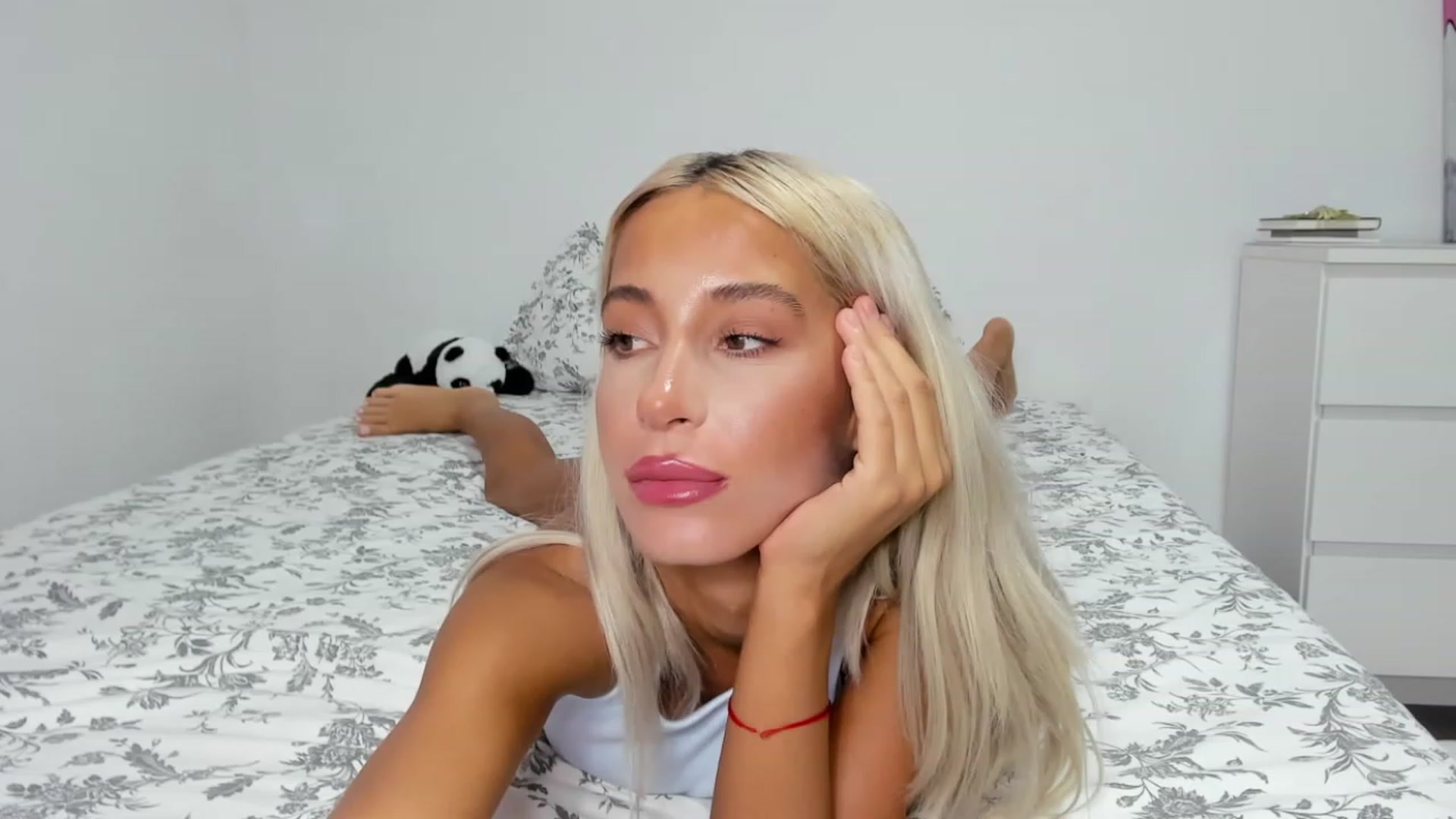 Gallery image thumbnail from Qarinah's myfreecams stream on, 07/19/2023, 23:10 image 17 of 20
