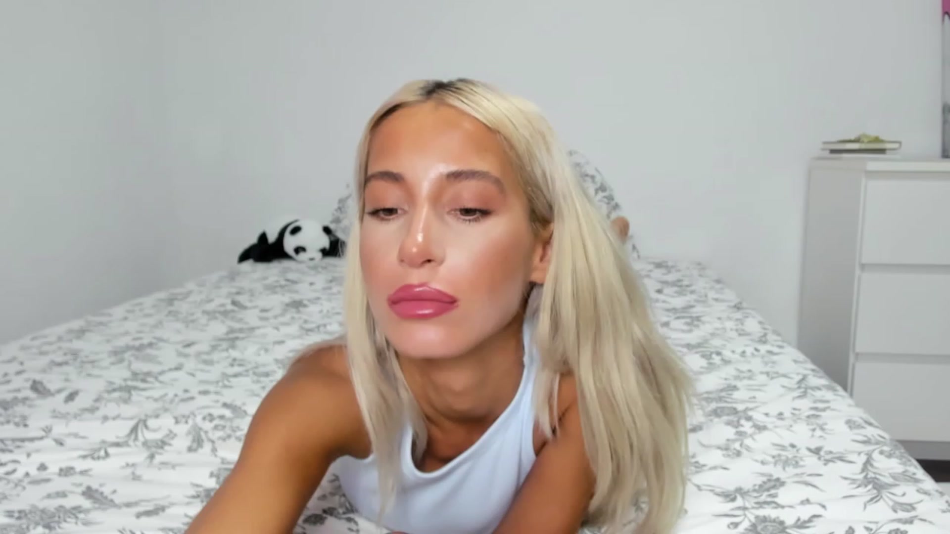 Gallery image thumbnail from Qarinah's myfreecams stream on, 07/19/2023, 23:10 image 14 of 20