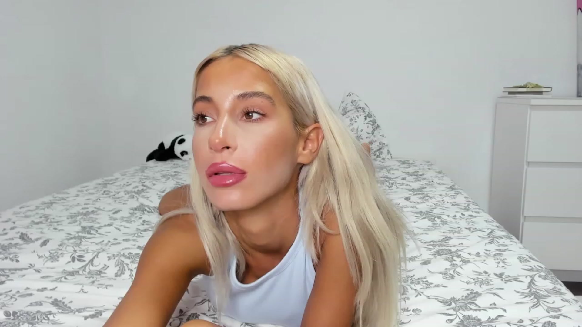 Gallery image thumbnail from Qarinah's myfreecams stream on, 07/19/2023, 23:10 image 18 of 20