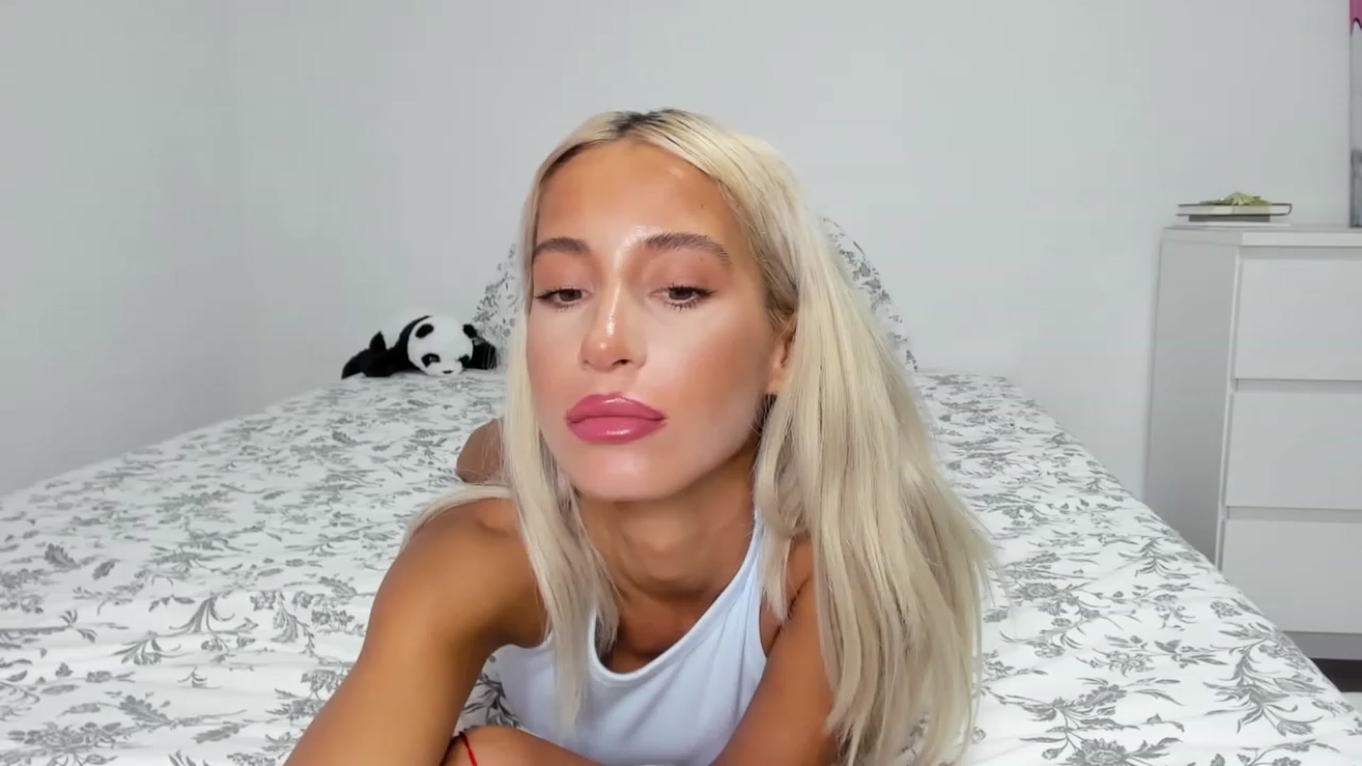 Gallery image thumbnail from Qarinah's myfreecams stream on, 07/19/2023, 23:10 image 16 of 20