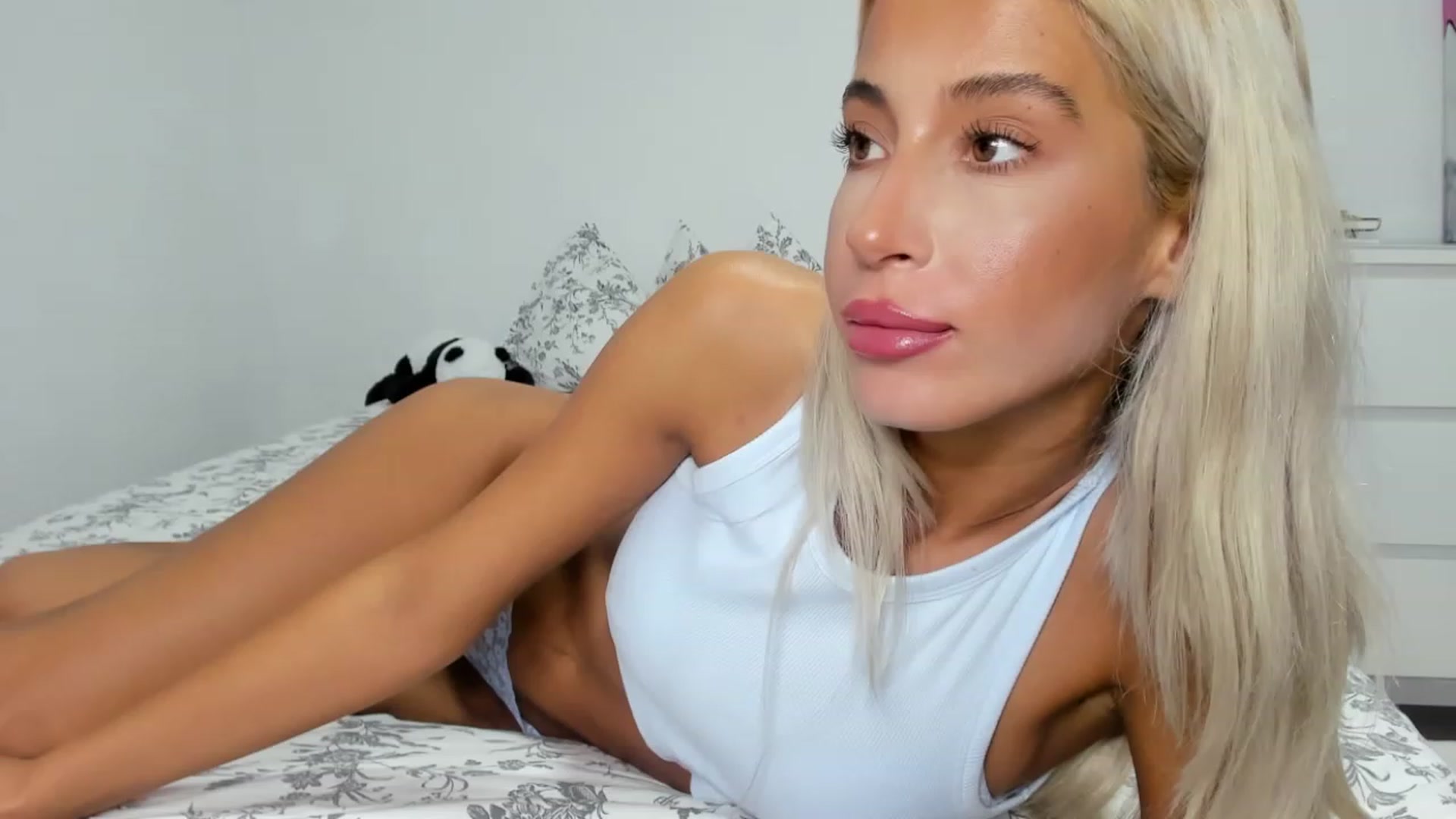 Gallery image thumbnail from Qarinah's myfreecams stream on, 07/19/2023, 23:10 image 9 of 20