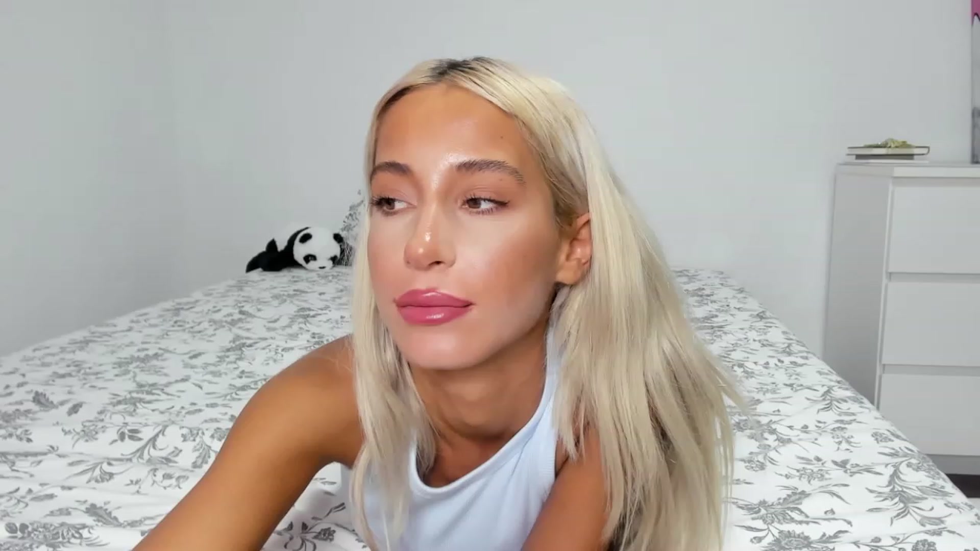Gallery image thumbnail from Qarinah's myfreecams stream on, 07/19/2023, 23:10 image 19 of 20
