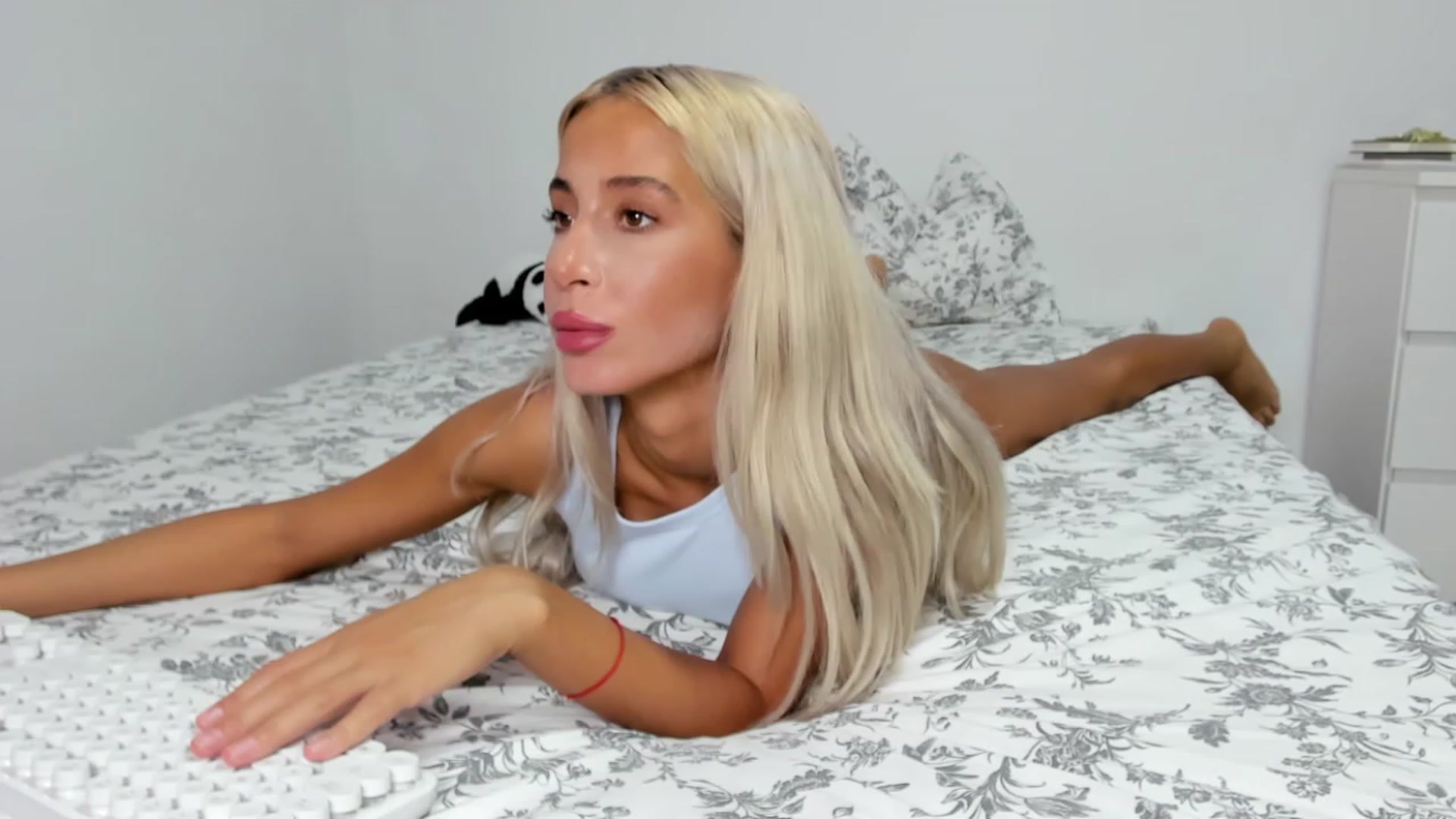 Gallery image thumbnail from Qarinah's myfreecams stream on, 07/20/2023, 01:26 image 1 of 20