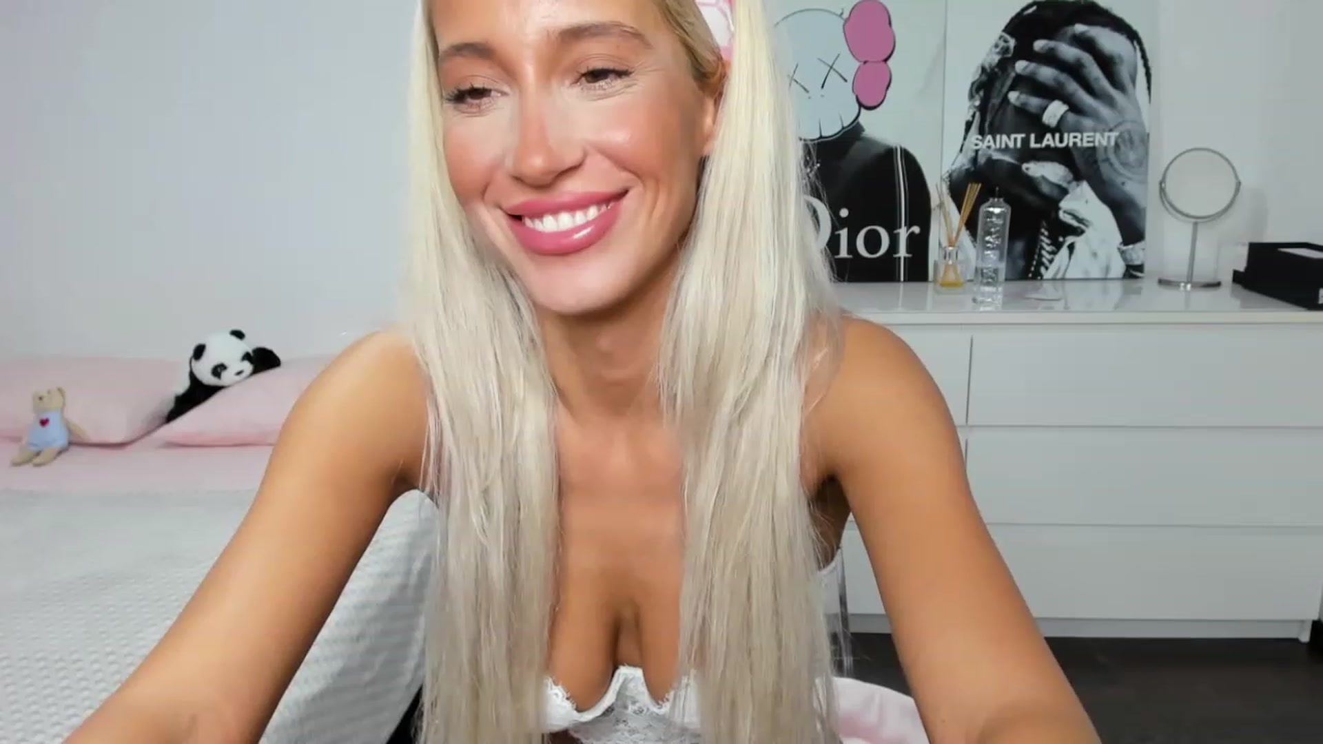 Gallery image thumbnail from Qarinah's myfreecams stream on, 07/28/2023, 24:45 image 10 of 20