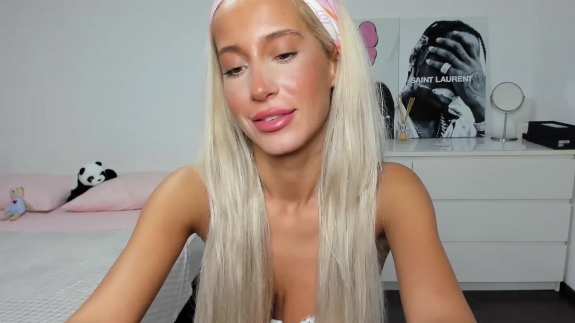 Gallery image thumbnail from Qarinah's myfreecams stream on, 07/28/2023, 02:53 image 3 of 20