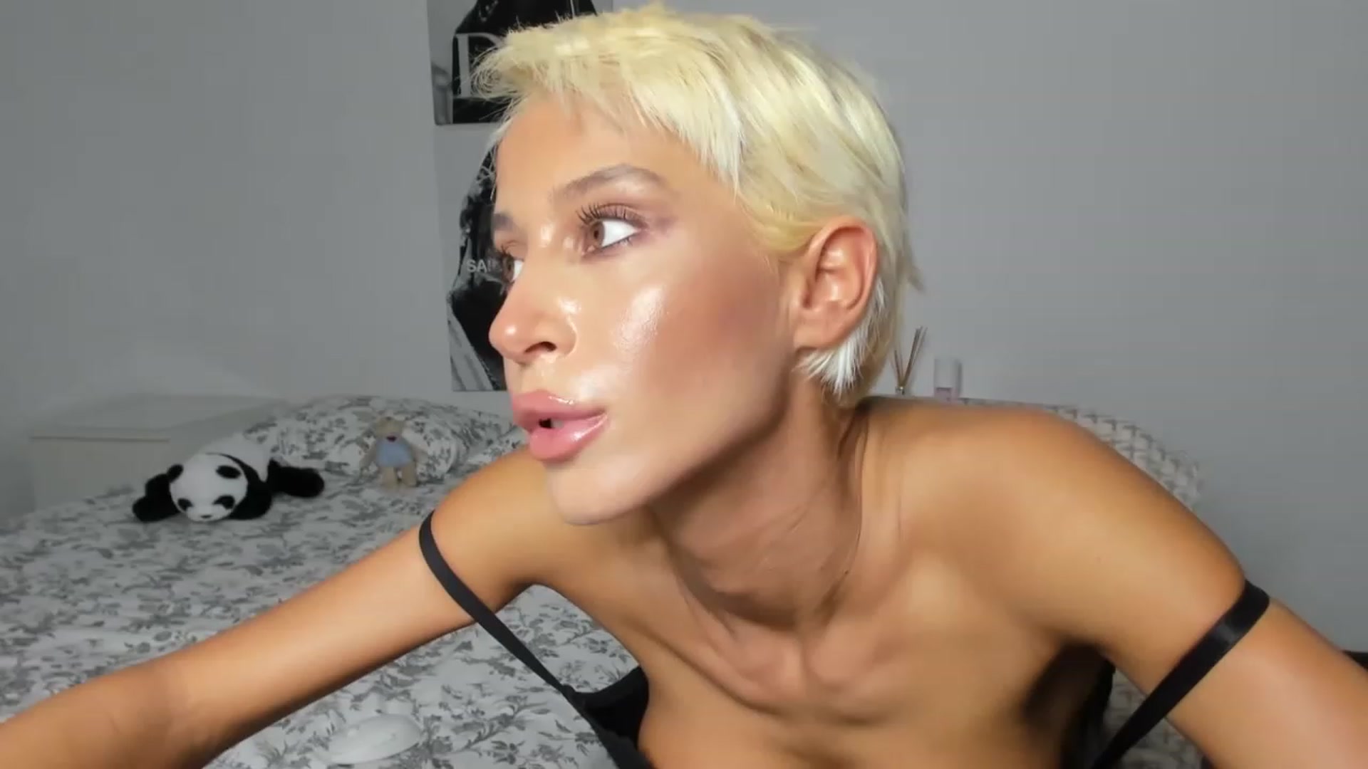 Gallery image thumbnail from Qarinah's myfreecams stream on, 08/12/2023, 15:19 image 9 of 20