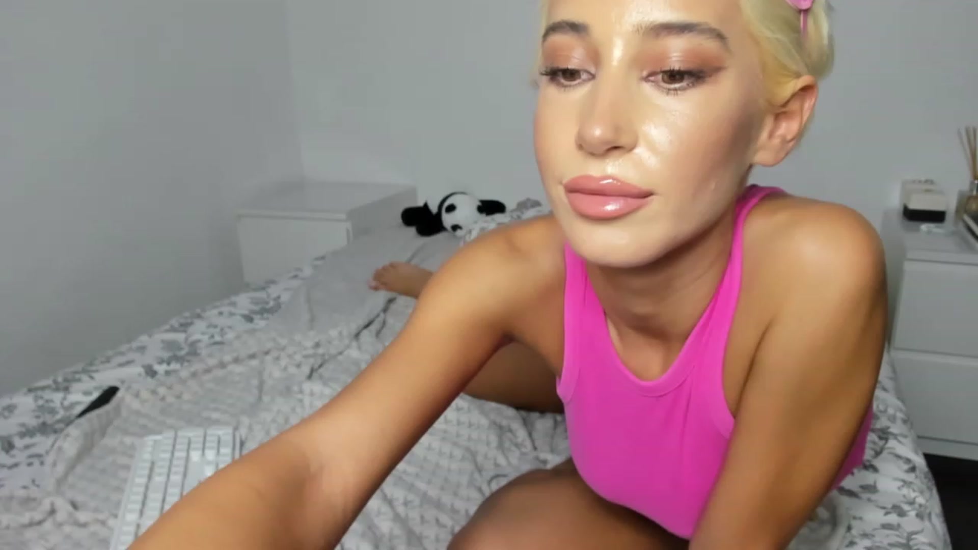 Gallery image thumbnail from Qarinah's myfreecams stream on, 08/16/2023, 15:05 image 15 of 20
