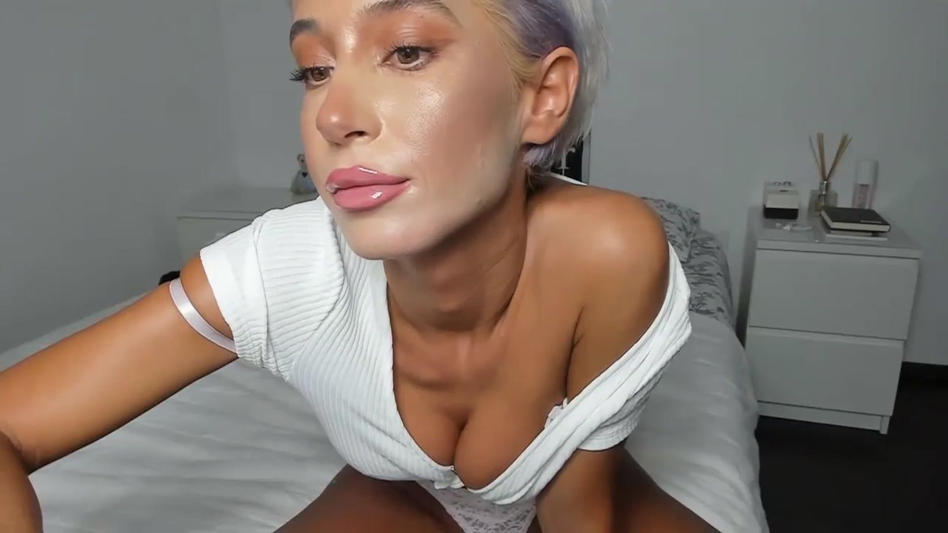 Gallery image thumbnail from Qarinah's myfreecams stream on, 08/21/2023, 01:14 image 6 of 20