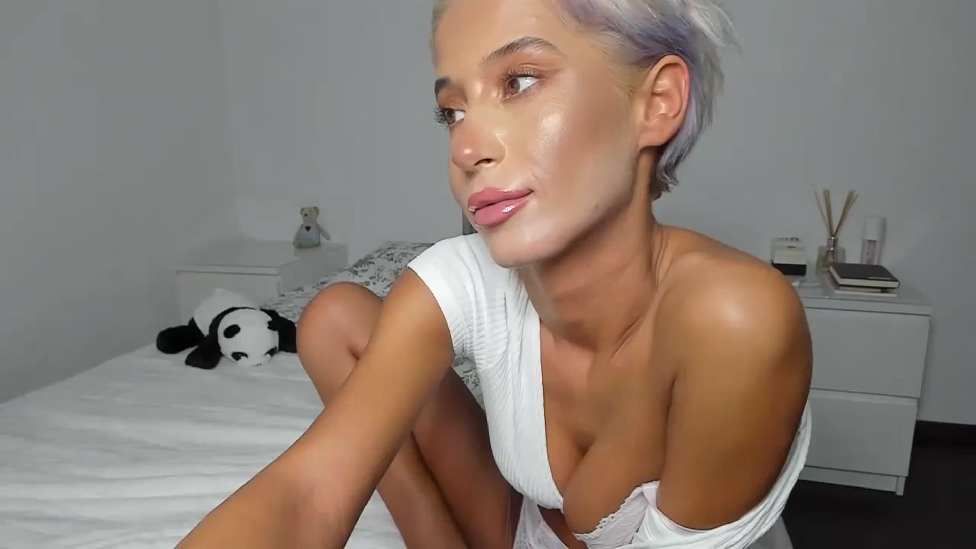 Gallery image thumbnail from Qarinah's myfreecams stream on, 08/21/2023, 02:33 image 3 of 20