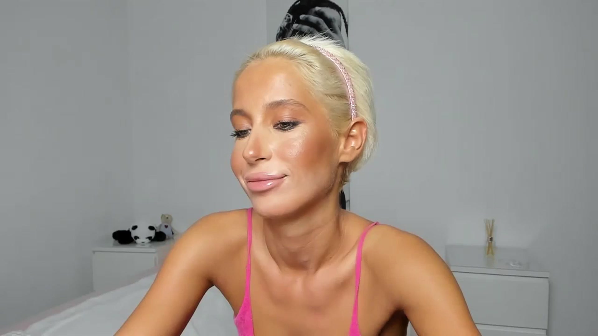 Gallery image thumbnail from Qarinah's myfreecams stream on, 08/31/2023, 01:15 image 1 of 20
