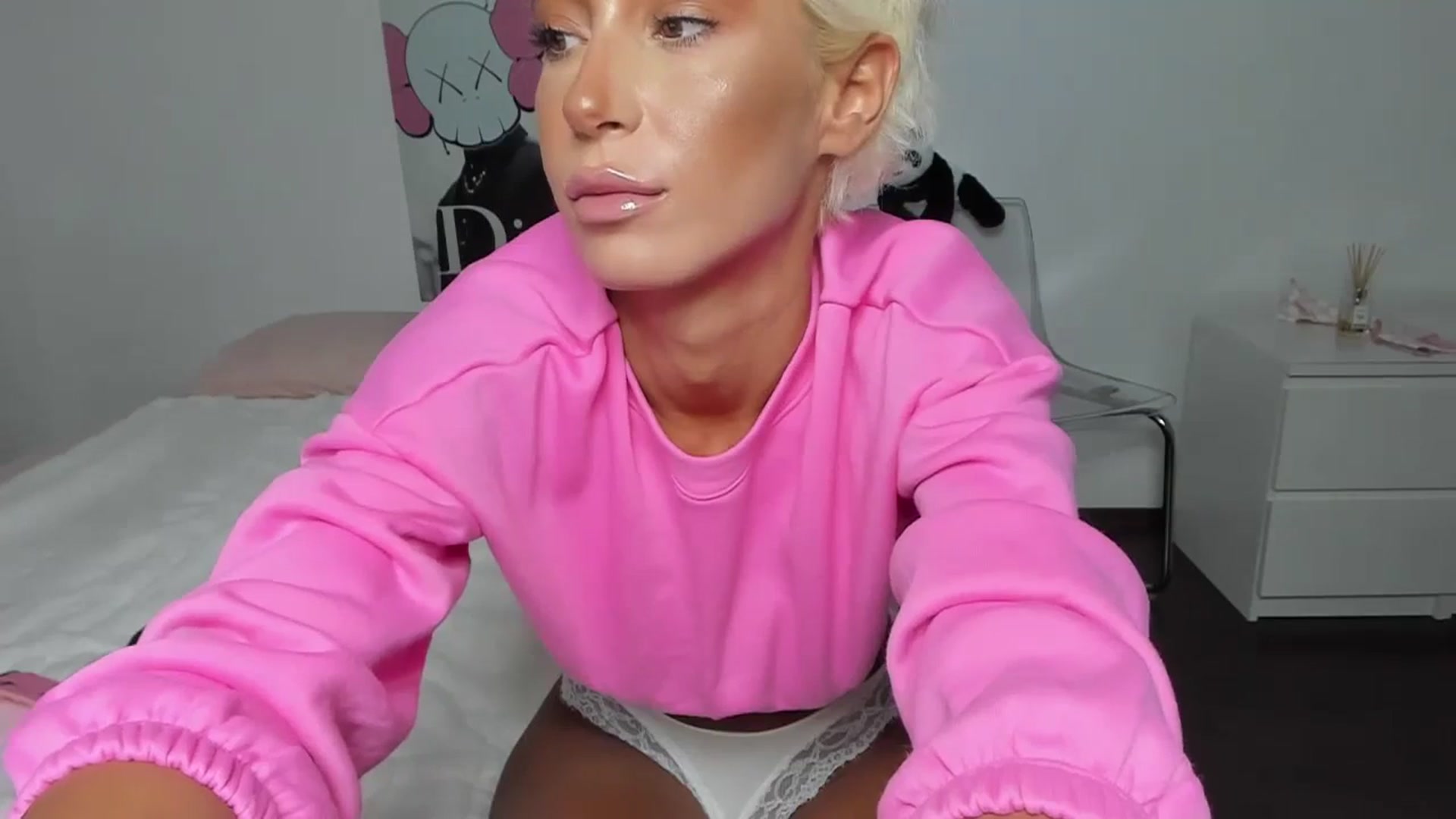 Gallery image thumbnail from Qarinah's myfreecams stream on, 09/15/2023, 01:01 image 2 of 20