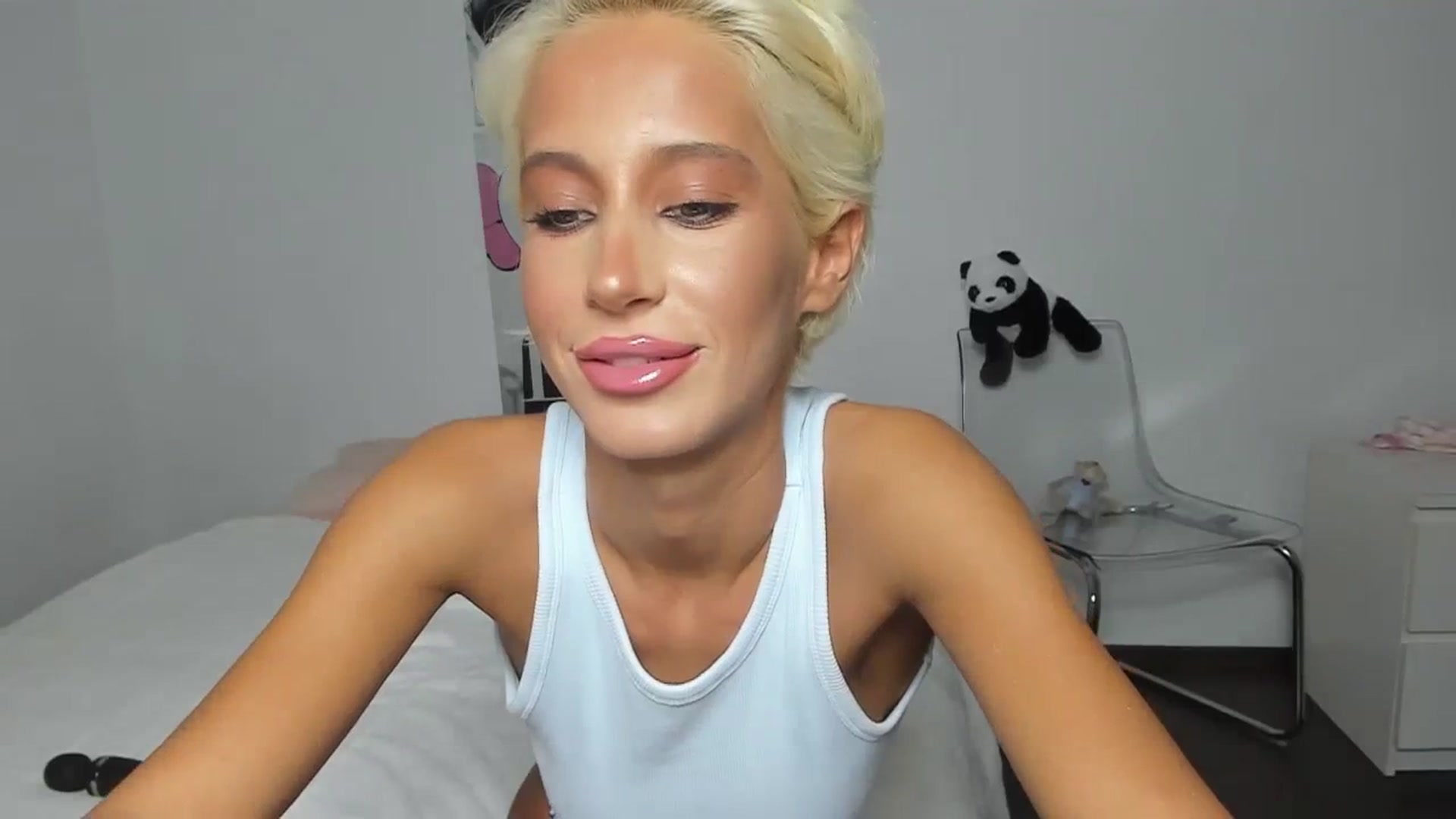 Gallery image thumbnail from Qarinah's myfreecams stream on, 09/15/2023, 22:40 image 2 of 20