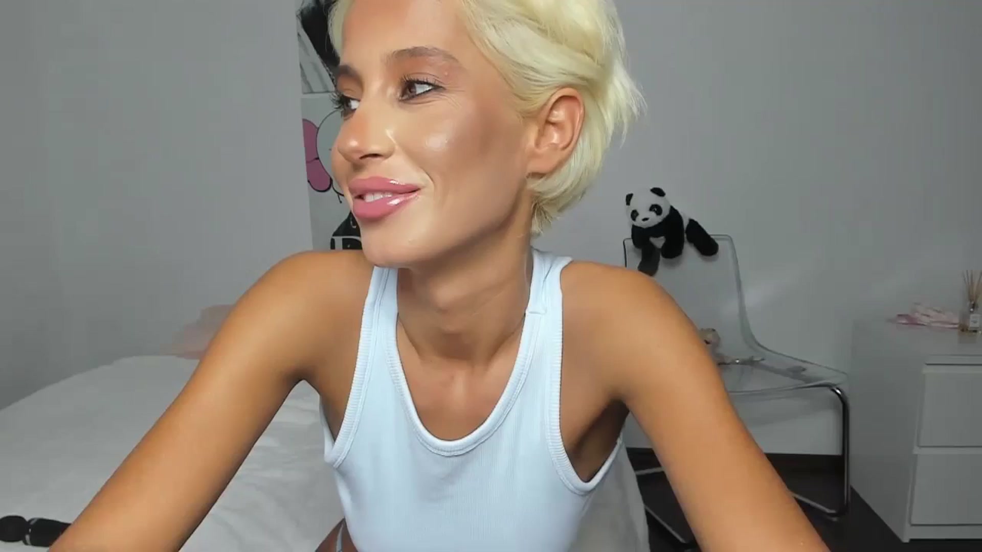 Gallery image thumbnail from Qarinah's myfreecams stream on, 09/15/2023, 22:40 image 5 of 20