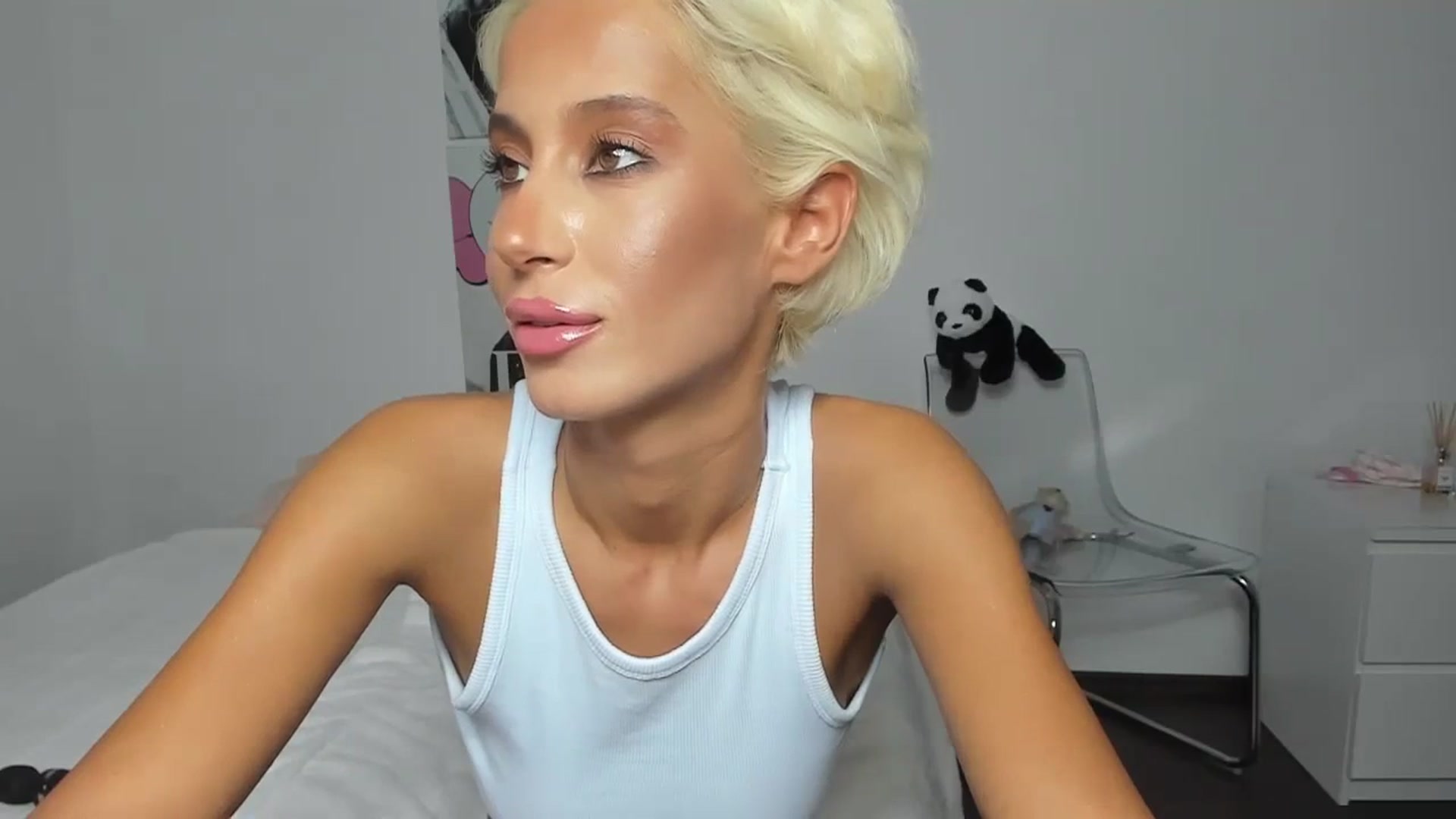 Gallery image thumbnail from Qarinah's myfreecams stream on, 09/15/2023, 22:40 image 6 of 20