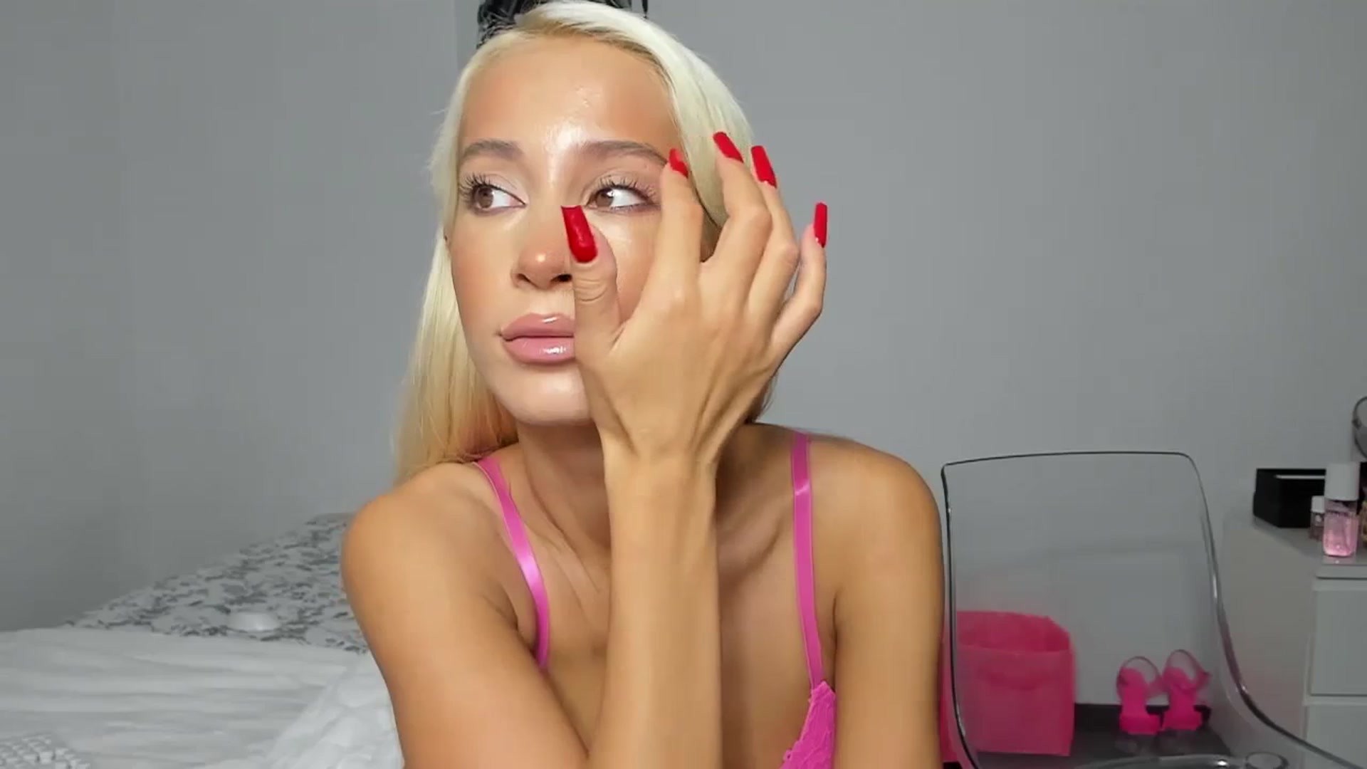 Gallery image thumbnail from Qarinah's myfreecams stream on, 09/27/2023, 01:04 image 13 of 20