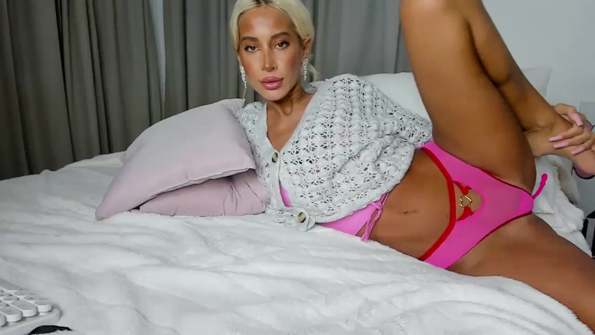 Gallery image thumbnail from Qarinah's myfreecams stream on, 10/24/2023, 03:44 image 11 of 20