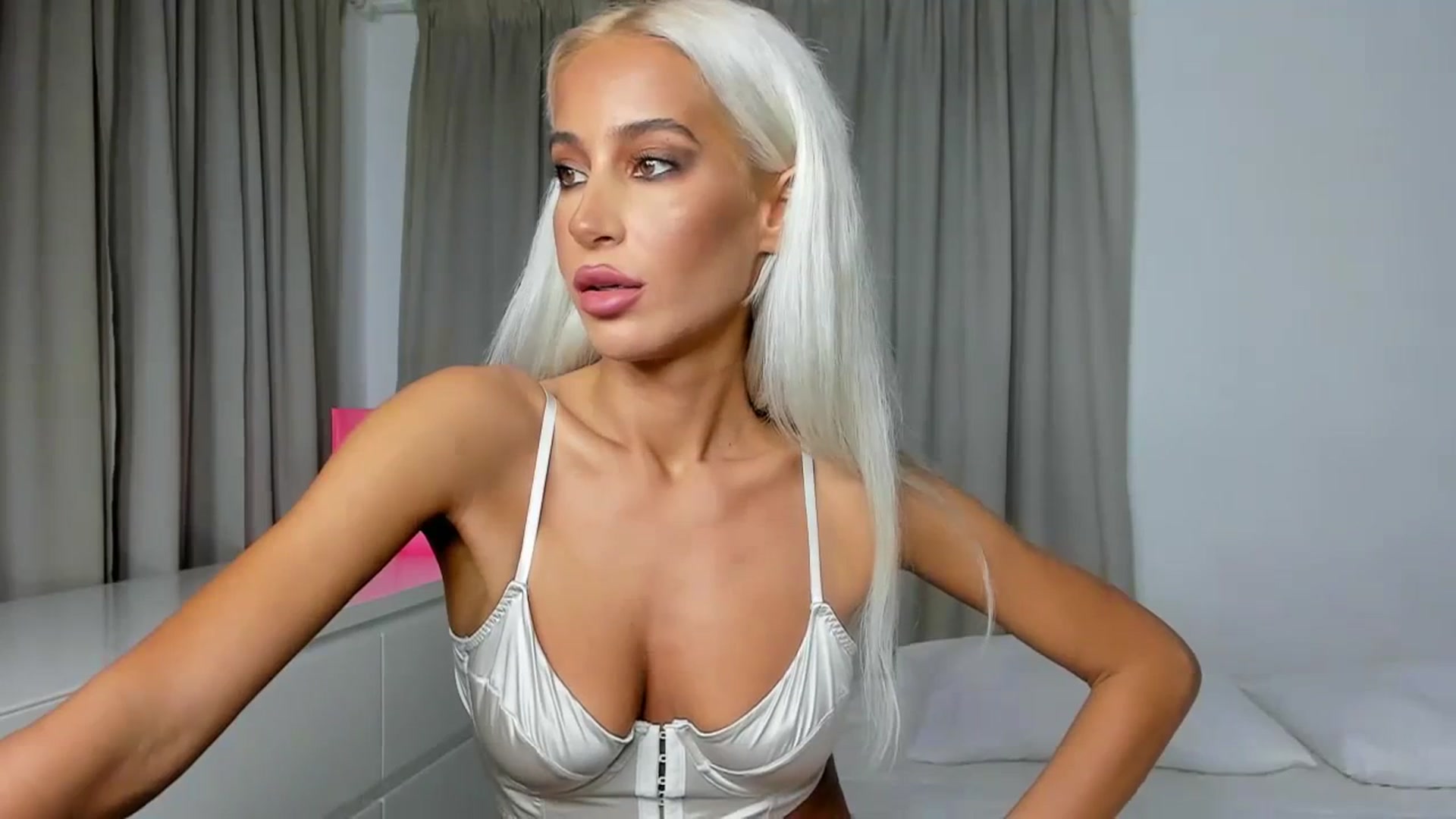 Gallery image thumbnail from Qarinah's myfreecams stream on, 12/19/2023, 24:47 image 17 of 20