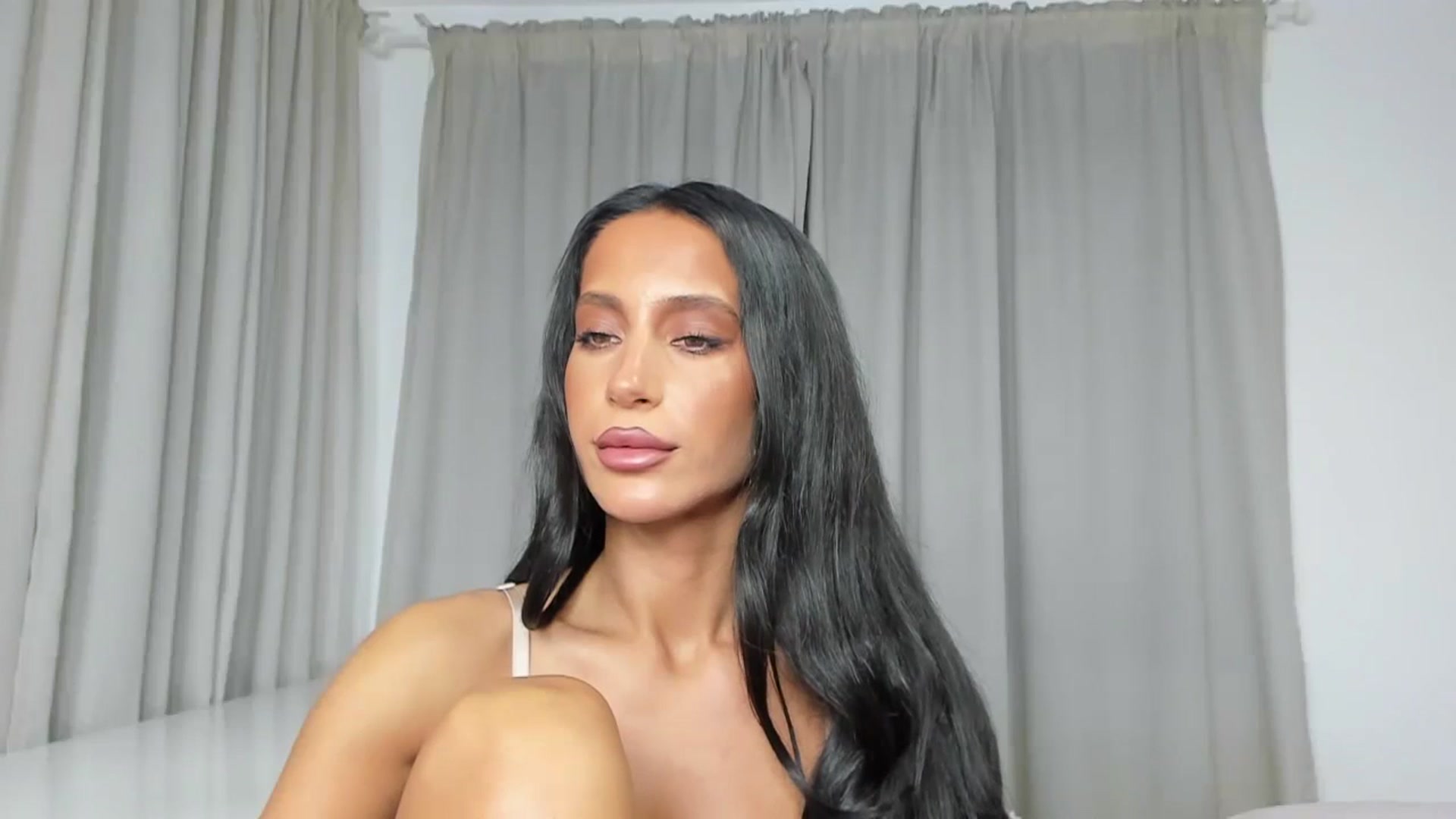 Gallery image thumbnail from Qarinah's myfreecams stream on, 01/11/2024, 03:28 image 9 of 20