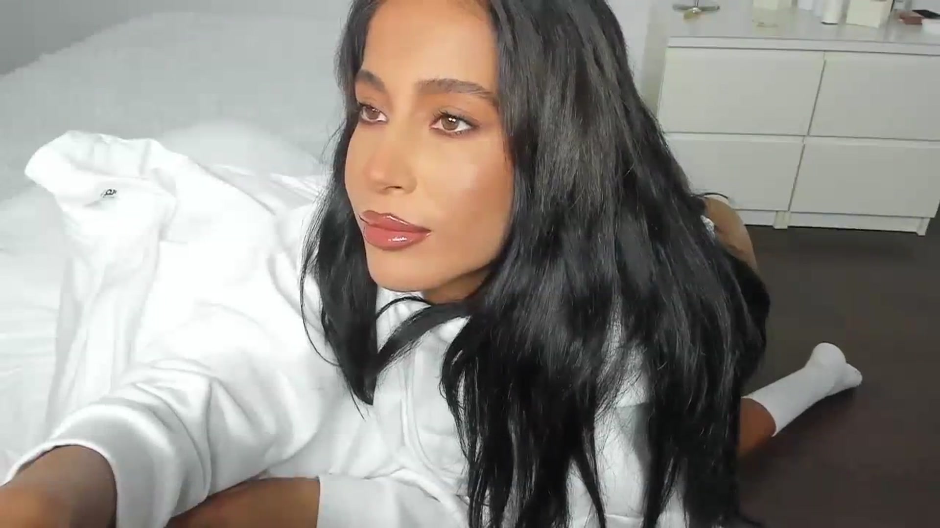 Gallery image thumbnail from Qarinah's myfreecams stream on, 03/25/2024, 24:25 image 7 of 20