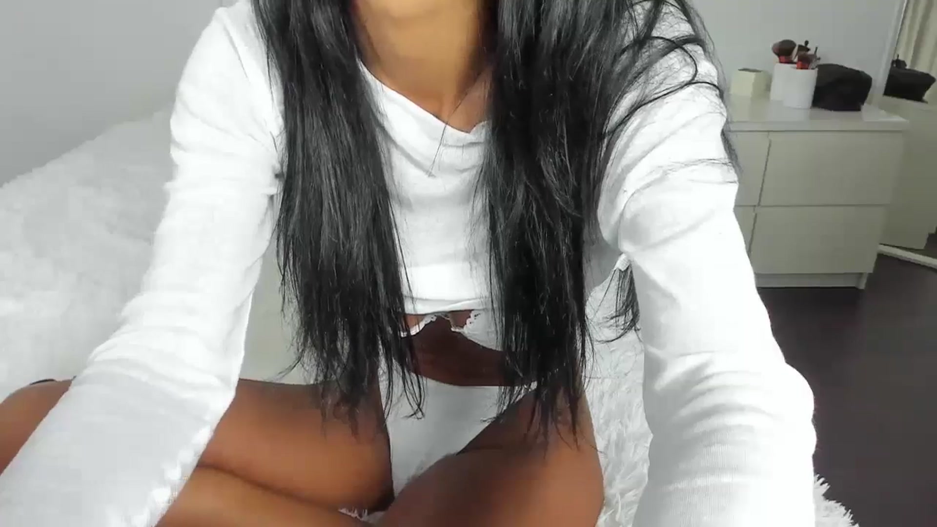 Gallery image thumbnail from Qarinah's myfreecams stream on, 04/07/2024, 23:01 image 12 of 20