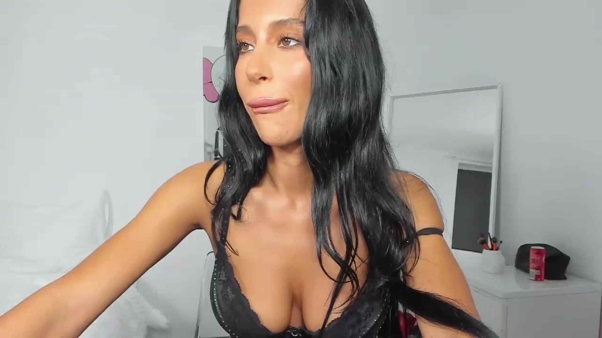 Gallery image thumbnail from Qarinah's myfreecams stream on, 05/13/2024, 24:37 image 20 of 20