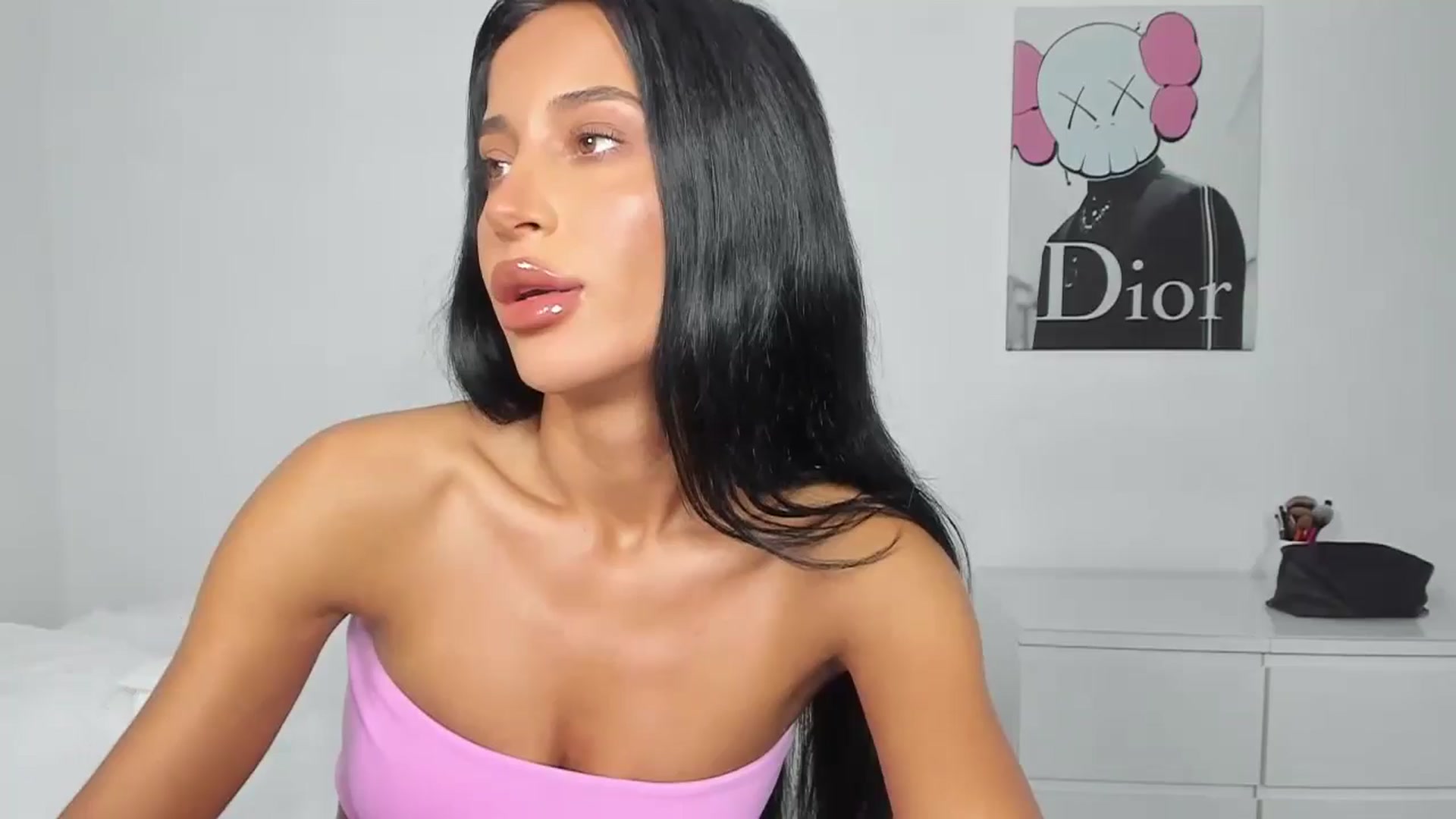 Gallery image thumbnail from Qarinah's myfreecams stream on, 05/15/2024, 23:12 image 8 of 20
