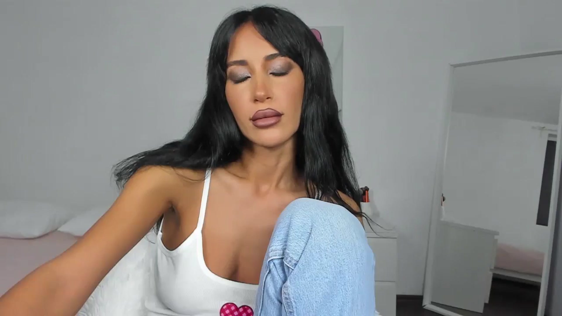 Gallery image thumbnail from Qarinah's myfreecams stream on, 05/20/2024, 19:07 image 19 of 20