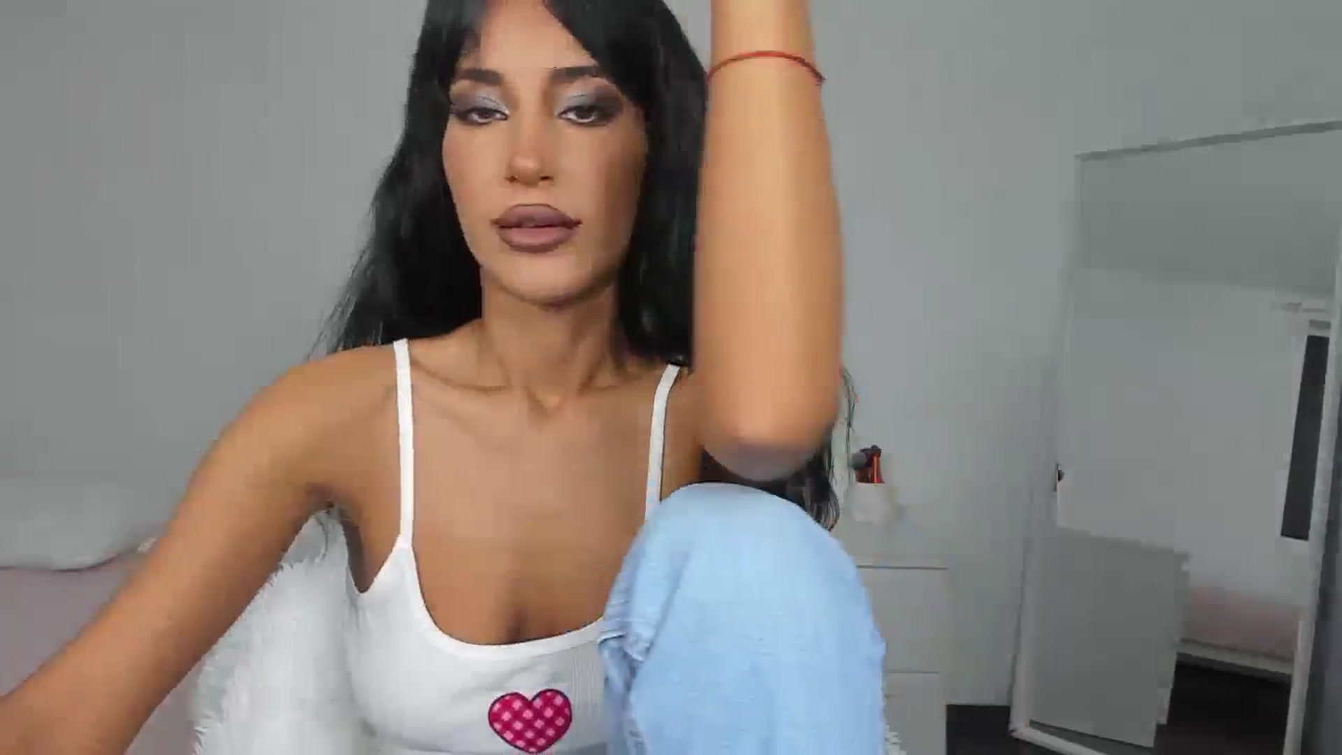 Gallery image thumbnail from Qarinah's myfreecams stream on, 05/20/2024, 20:23 image 3 of 20