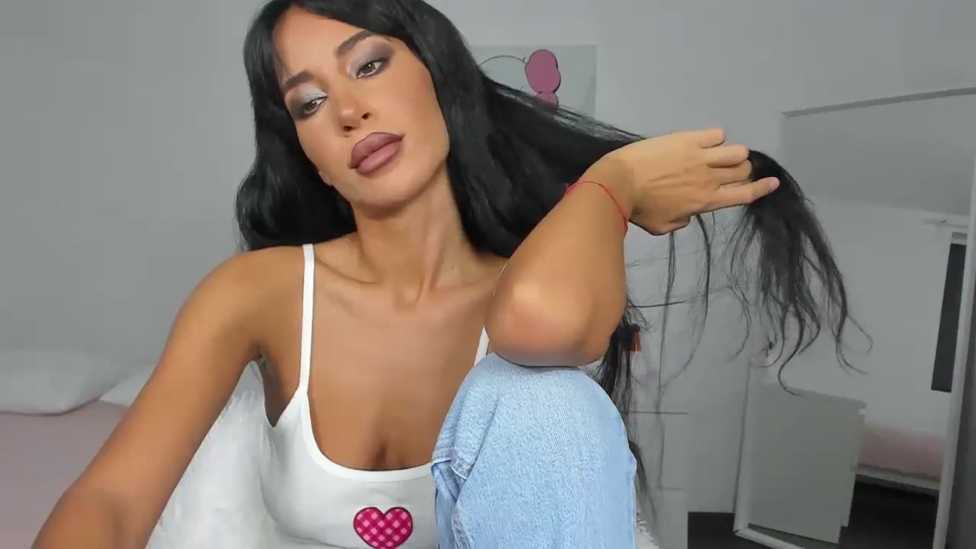 Gallery image thumbnail from Qarinah's myfreecams stream on, 05/20/2024, 20:23 image 2 of 20