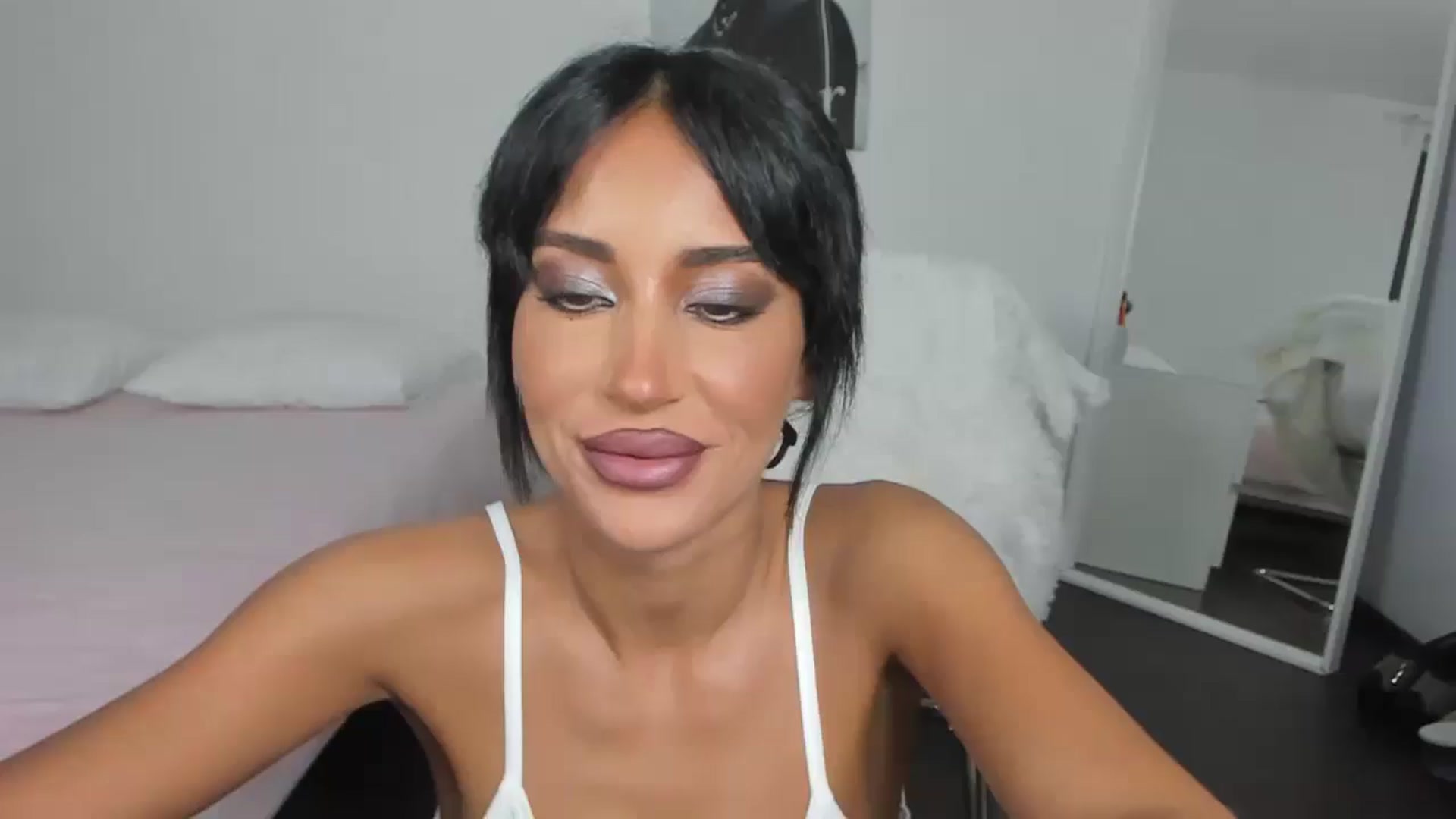 Gallery image thumbnail from Qarinah's myfreecams stream on, 05/20/2024, 20:23 image 13 of 20