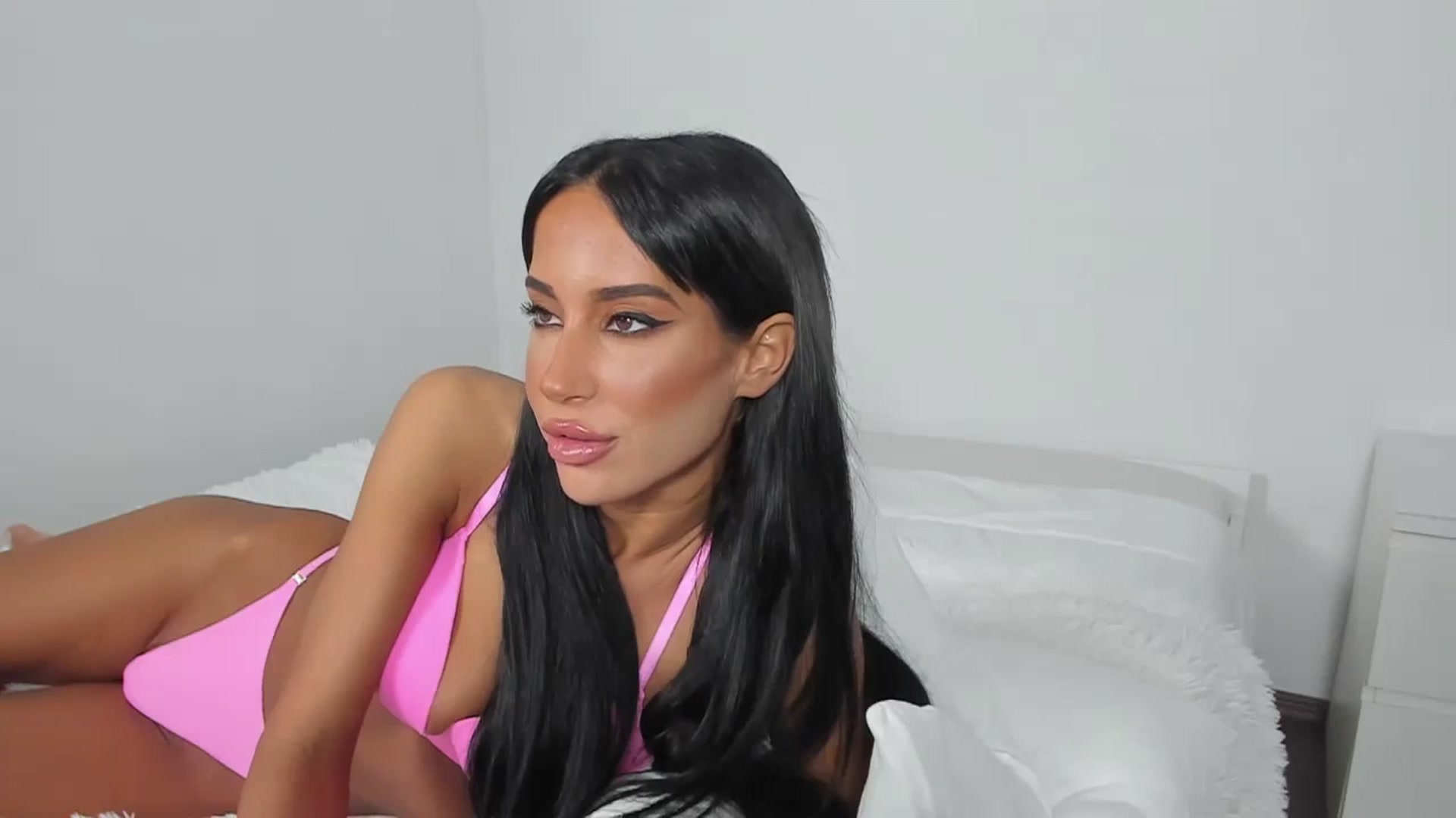 Gallery image thumbnail from Qarinah's myfreecams stream on, 05/27/2024, 24:22 image 5 of 20