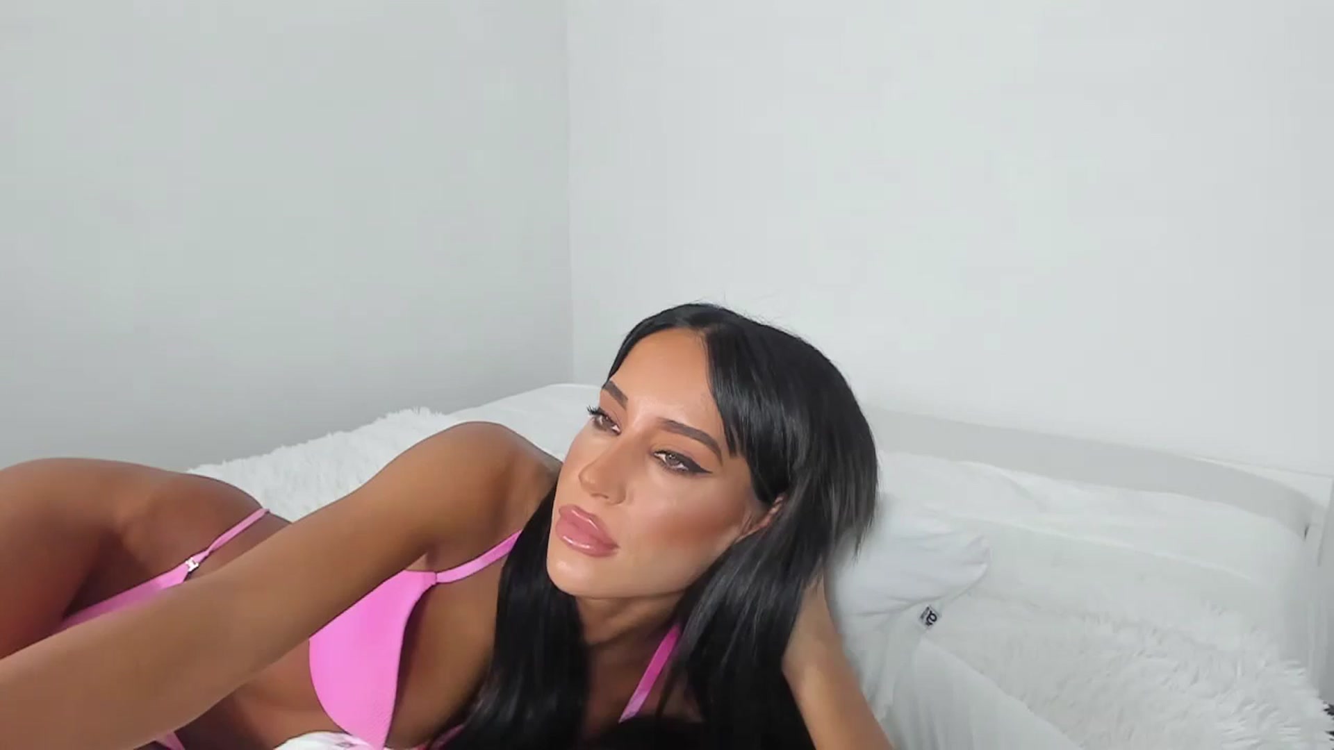 Gallery image thumbnail from Qarinah's myfreecams stream on, 05/27/2024, 24:22 image 17 of 20