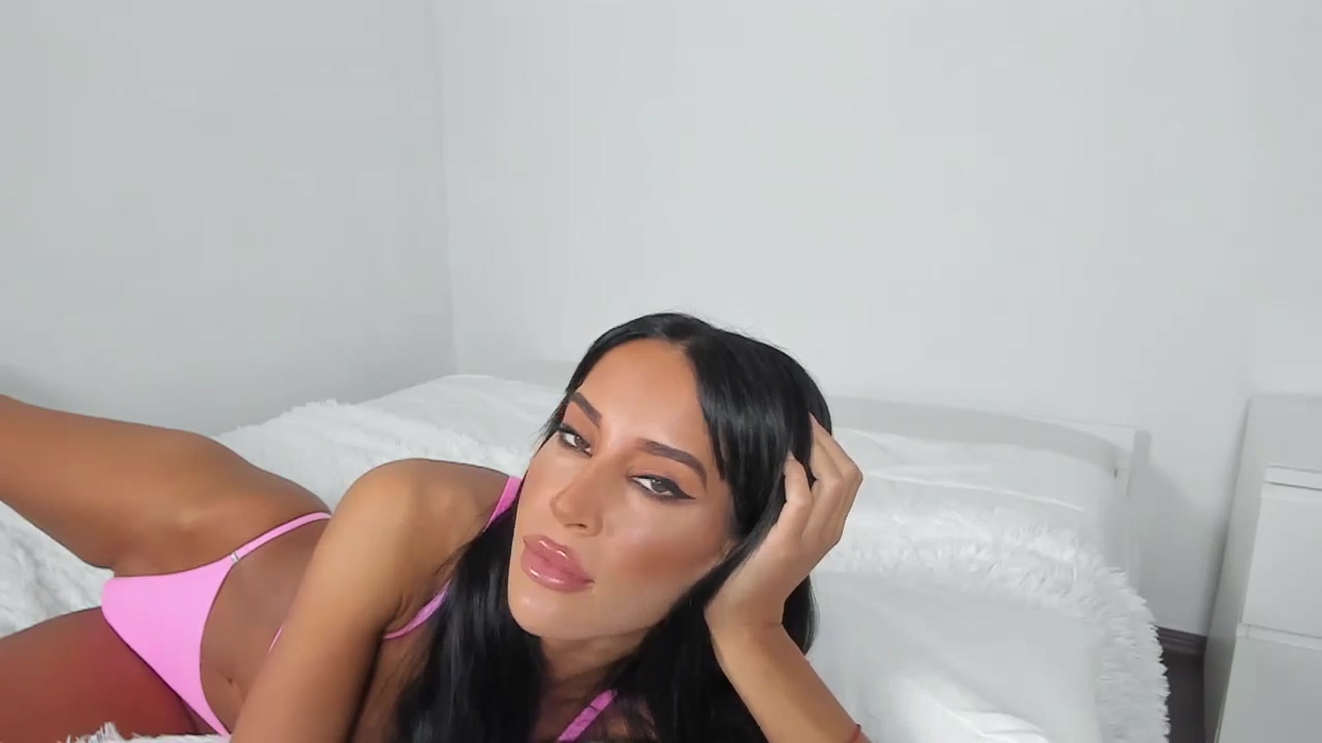 Gallery image thumbnail from Qarinah's myfreecams stream on, 05/27/2024, 24:22 image 3 of 20