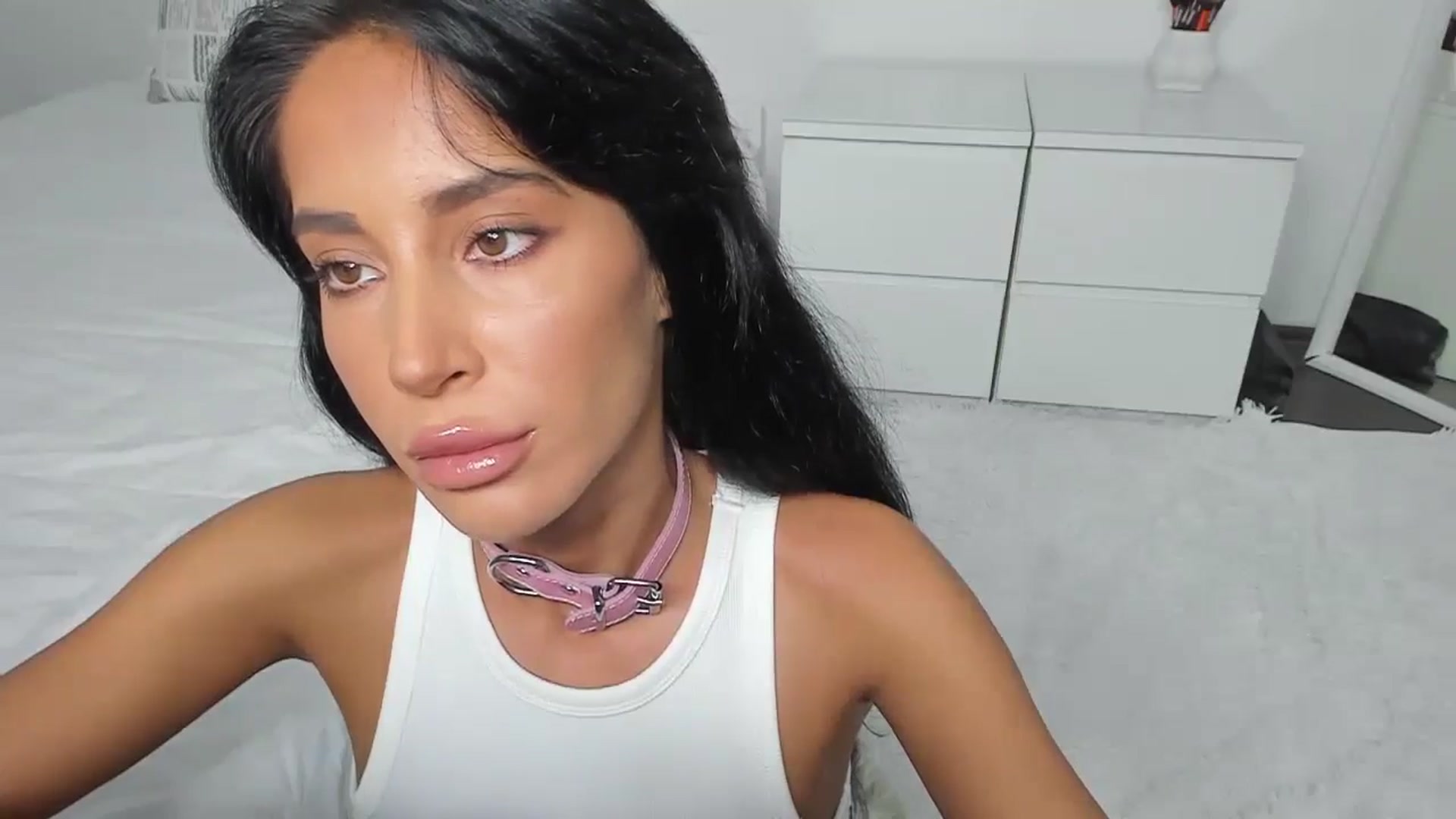 Gallery image thumbnail from Qarinah's myfreecams stream on, 06/05/2024, 23:16 image 2 of 20