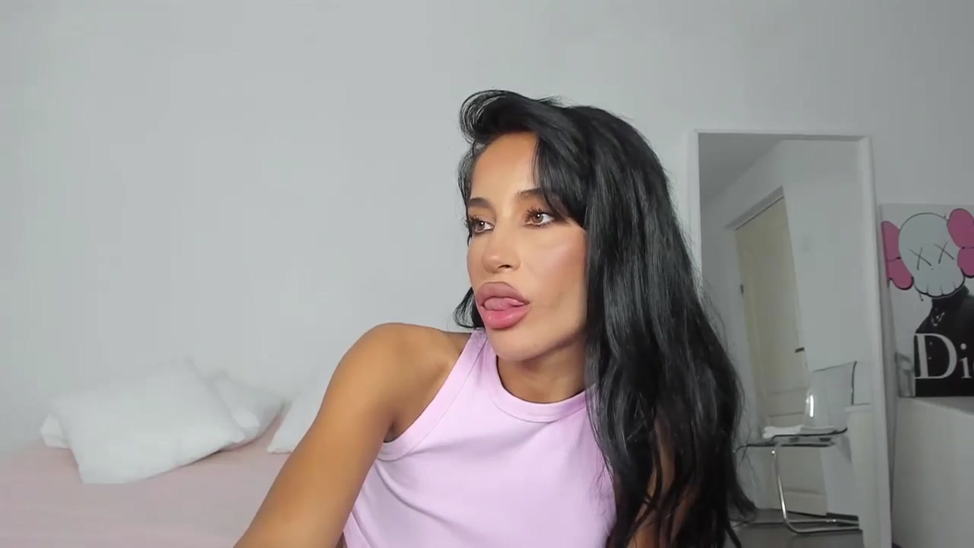 Gallery image thumbnail from Qarinah's myfreecams stream on, 07/14/2024, 24:33 image 18 of 20
